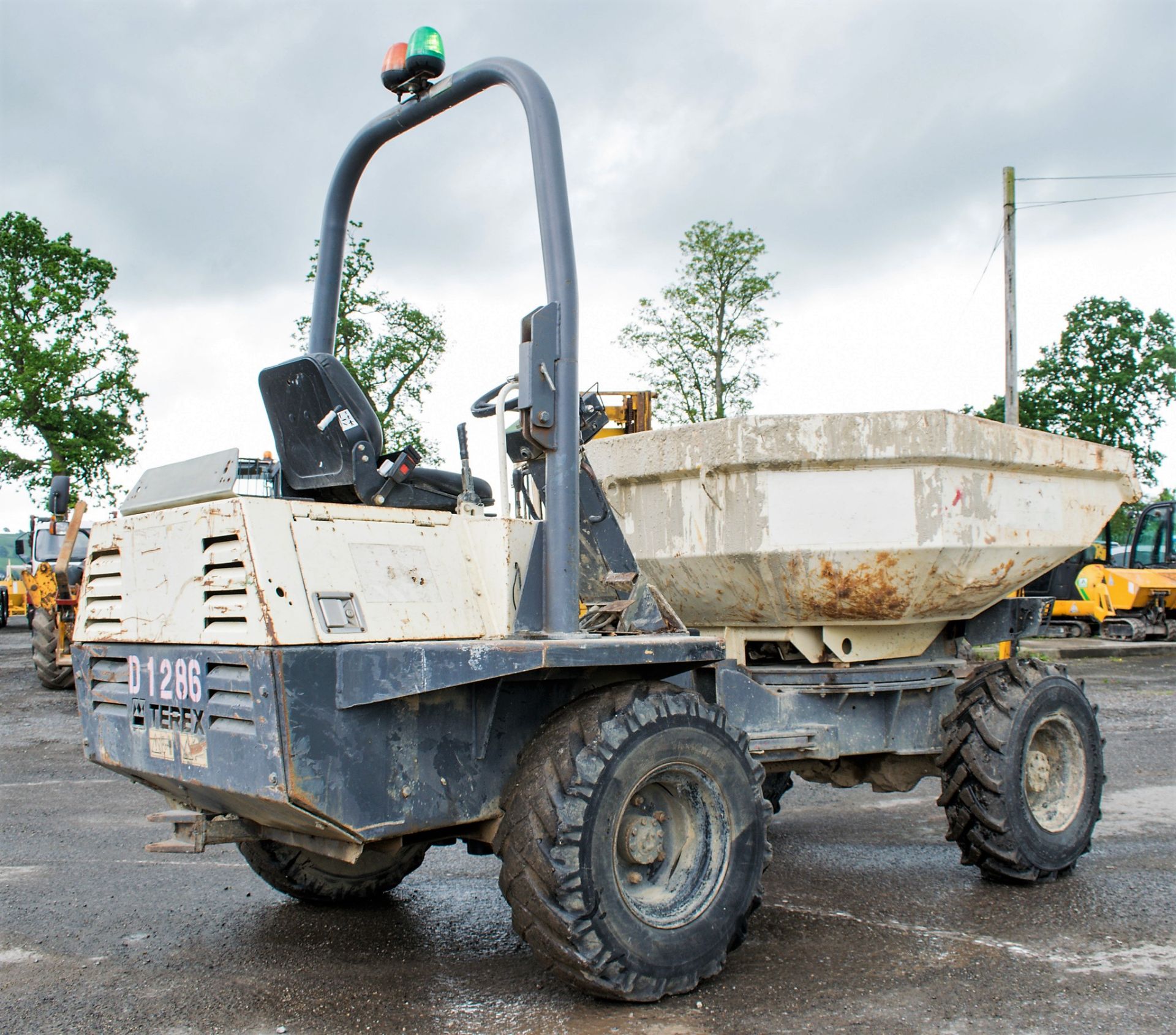 Terex 3 tonne swivel skip dumper Year: 2006 S/N: E603FS098 Recorded Hours: 3494 D1286 - Image 4 of 15