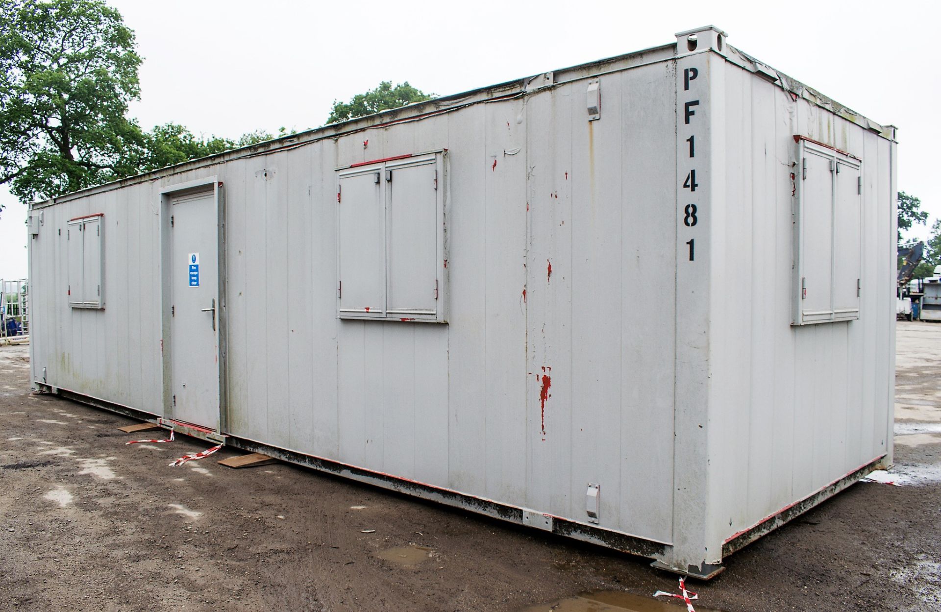 32 ft x 10 ft steel anti vandal office site unit PF1481 ** No keys but open ** ** On steel - Image 4 of 8