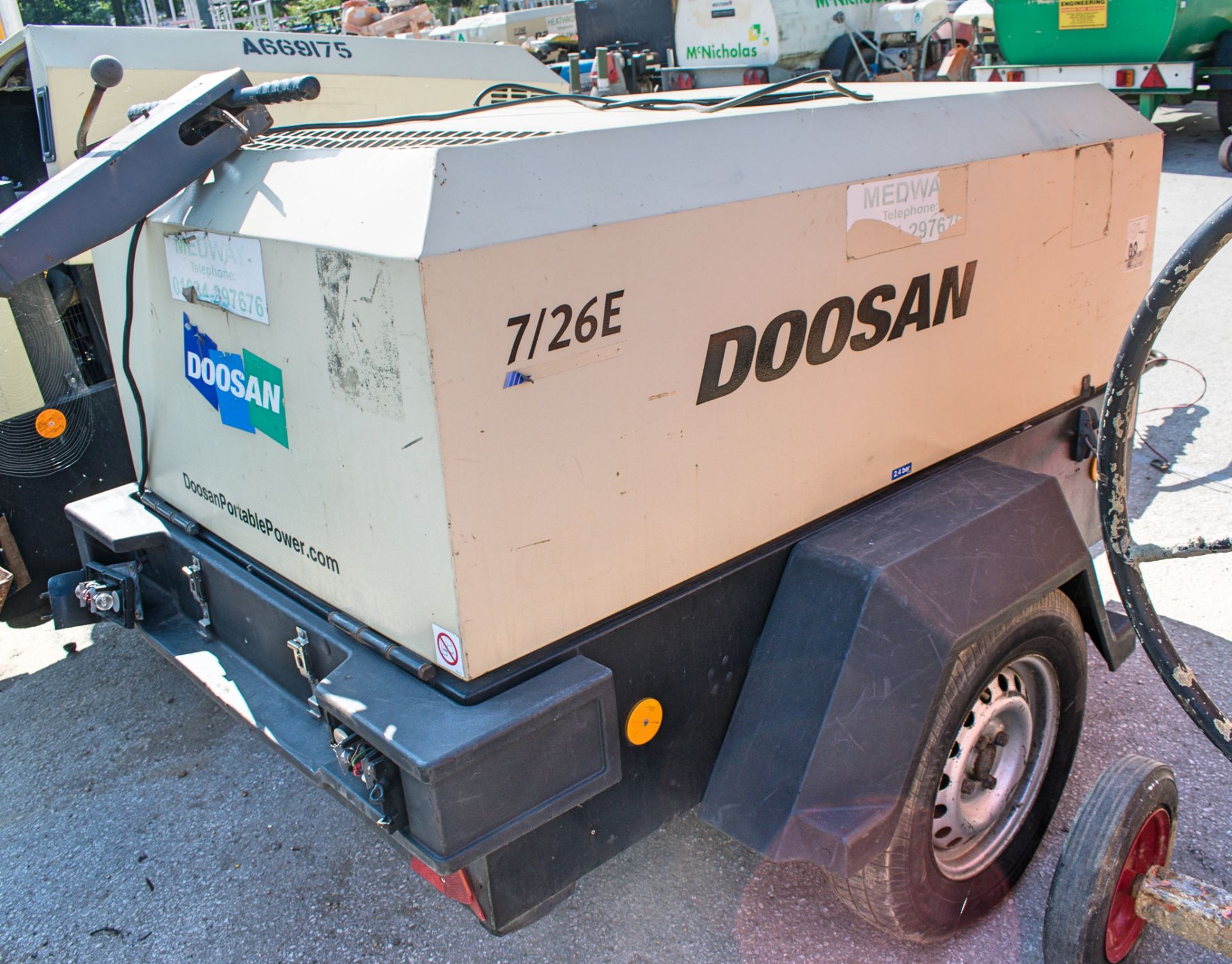 Doosan 7/26E diesel driven mobile air compressor/generator Year: 2012 S/N: 109232 Recorded Hours: - Image 2 of 3