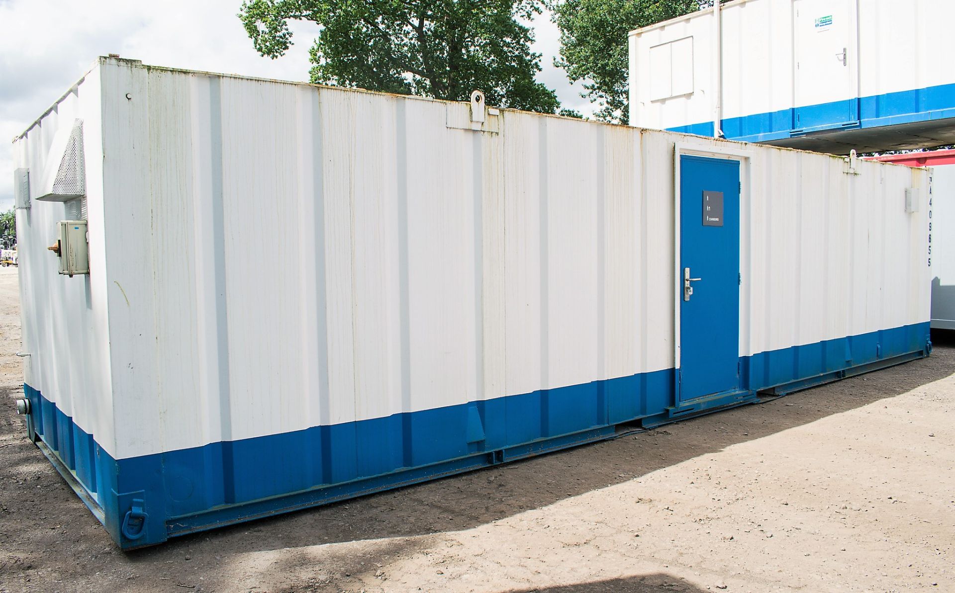 32 ft x 10 ft steel anti vandal toilet/changing room site unit Comprising of: Ladies & gents toilet, - Image 3 of 12