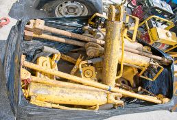Pallet of hydraulic rail pullers A606965