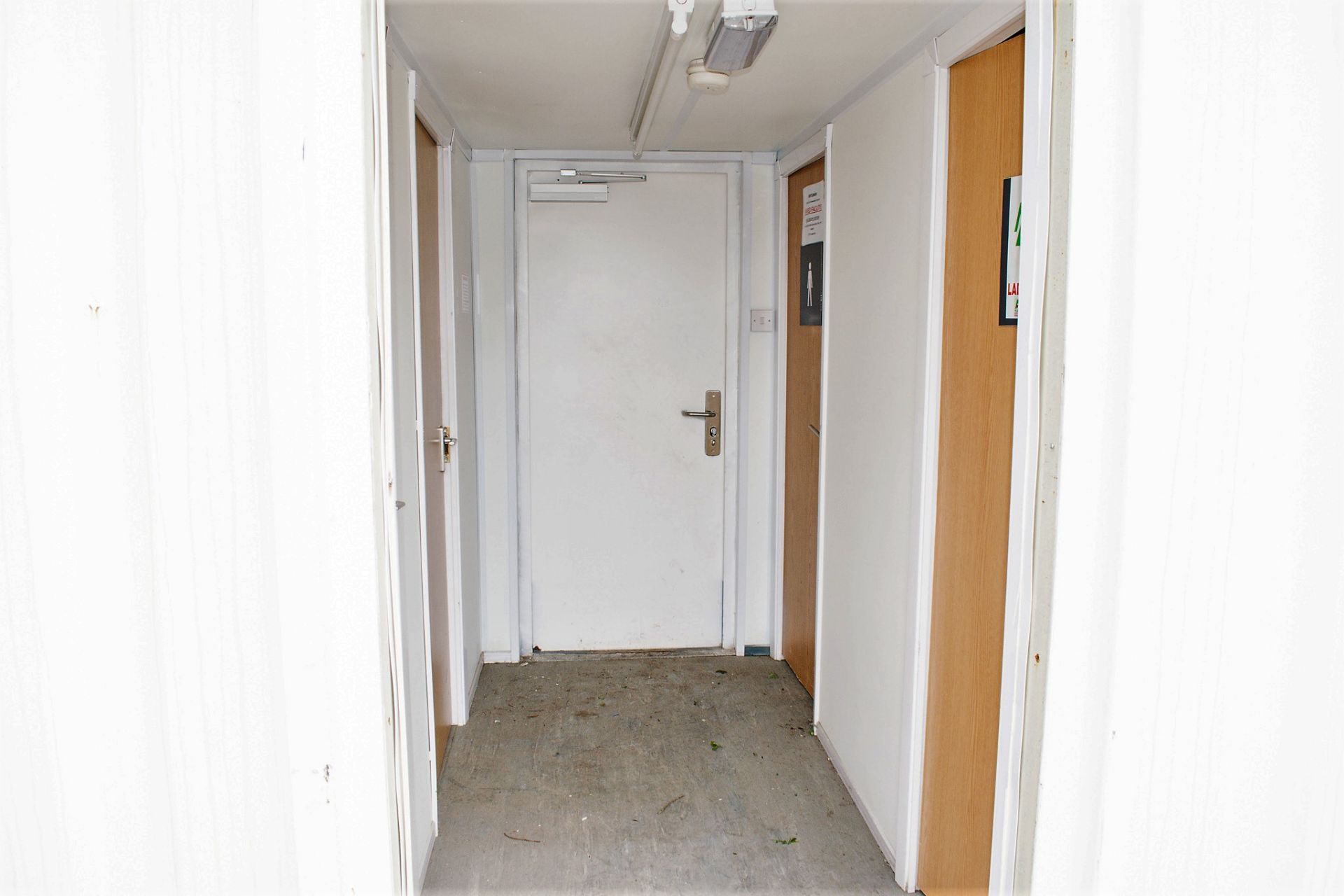 32 ft x 10 ft steel anti vandal toilet/changing room site unit Comprising of: Ladies & gents toilet, - Image 5 of 12