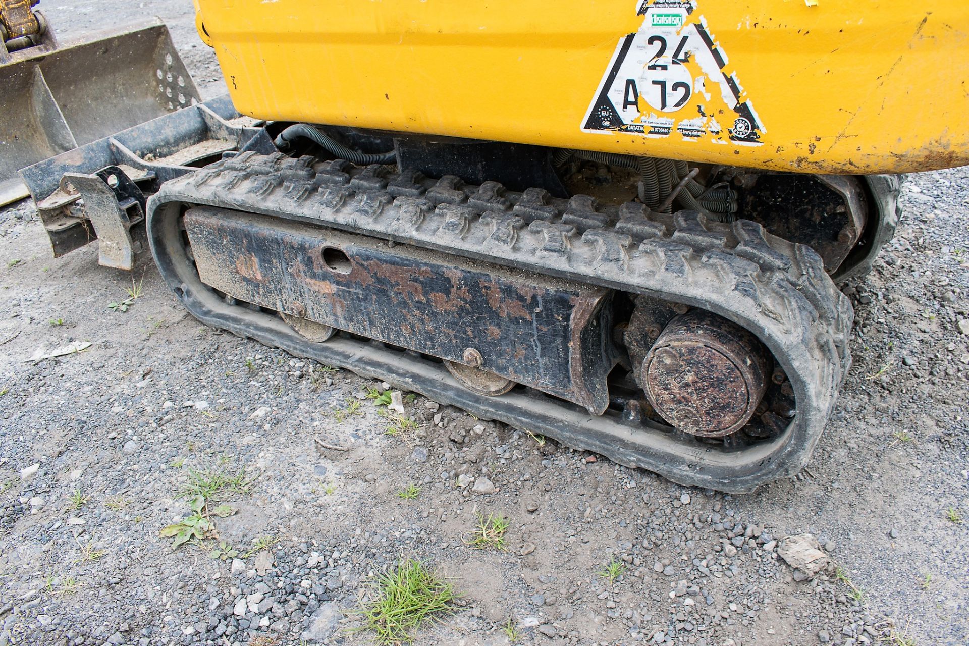 JCB 8008 0.75 tonne rubber tracked micro excavator Year: 2014 S/N: 764937 Recorded Hours: 922 blade, - Image 7 of 11