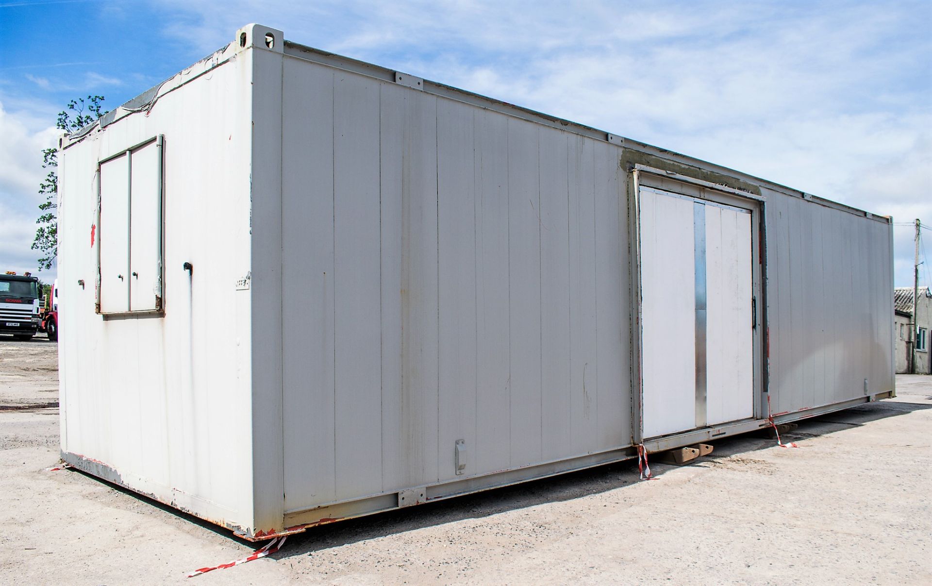 32 ft x 10 ft steel anti vandal office site unit PF1479 ** Door missing ** - Image 2 of 6