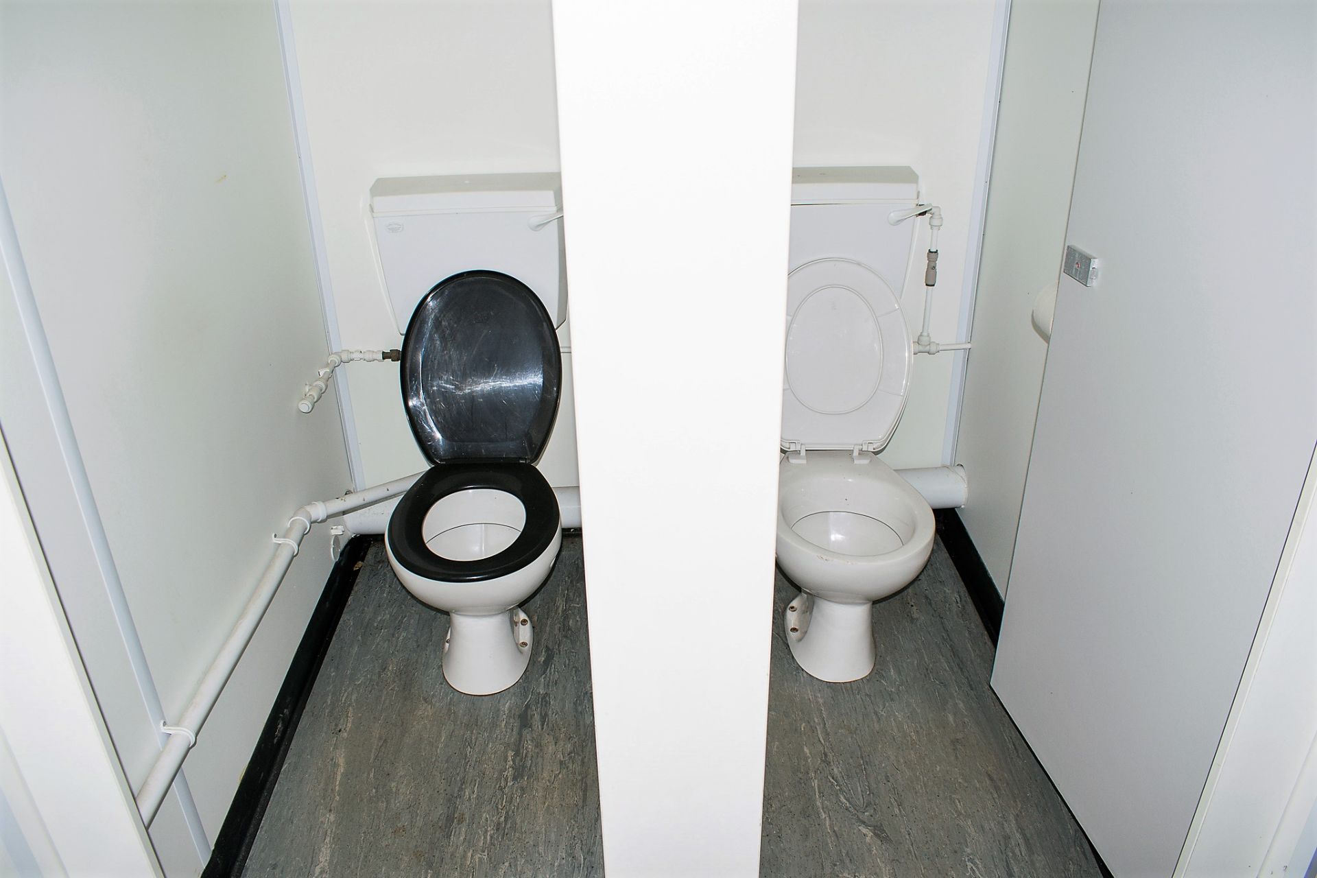 32 ft x 10 ft steel anti vandal toilet/changing room site unit Comprising of: Ladies & gents toilet, - Image 9 of 12