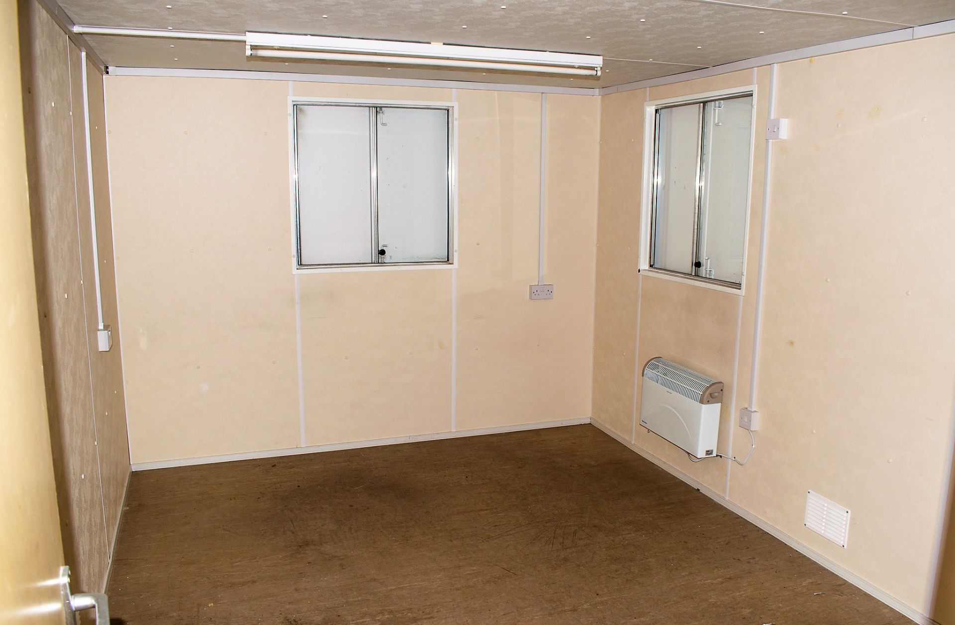 32 ft x 10 ft steel anti vandal toilet/canteen site unit Comprising of: Toilet, shower, lobby & - Image 10 of 11