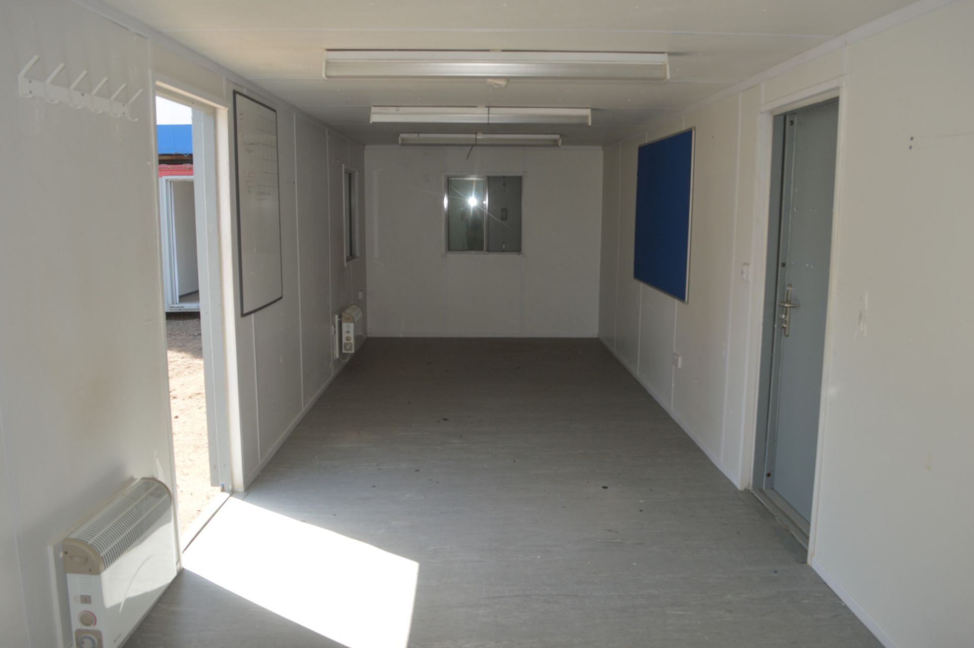 32 ft x 10 ft jack leg steel anti vandal site unit office *Door missing* c/w keys in office - Image 5 of 6