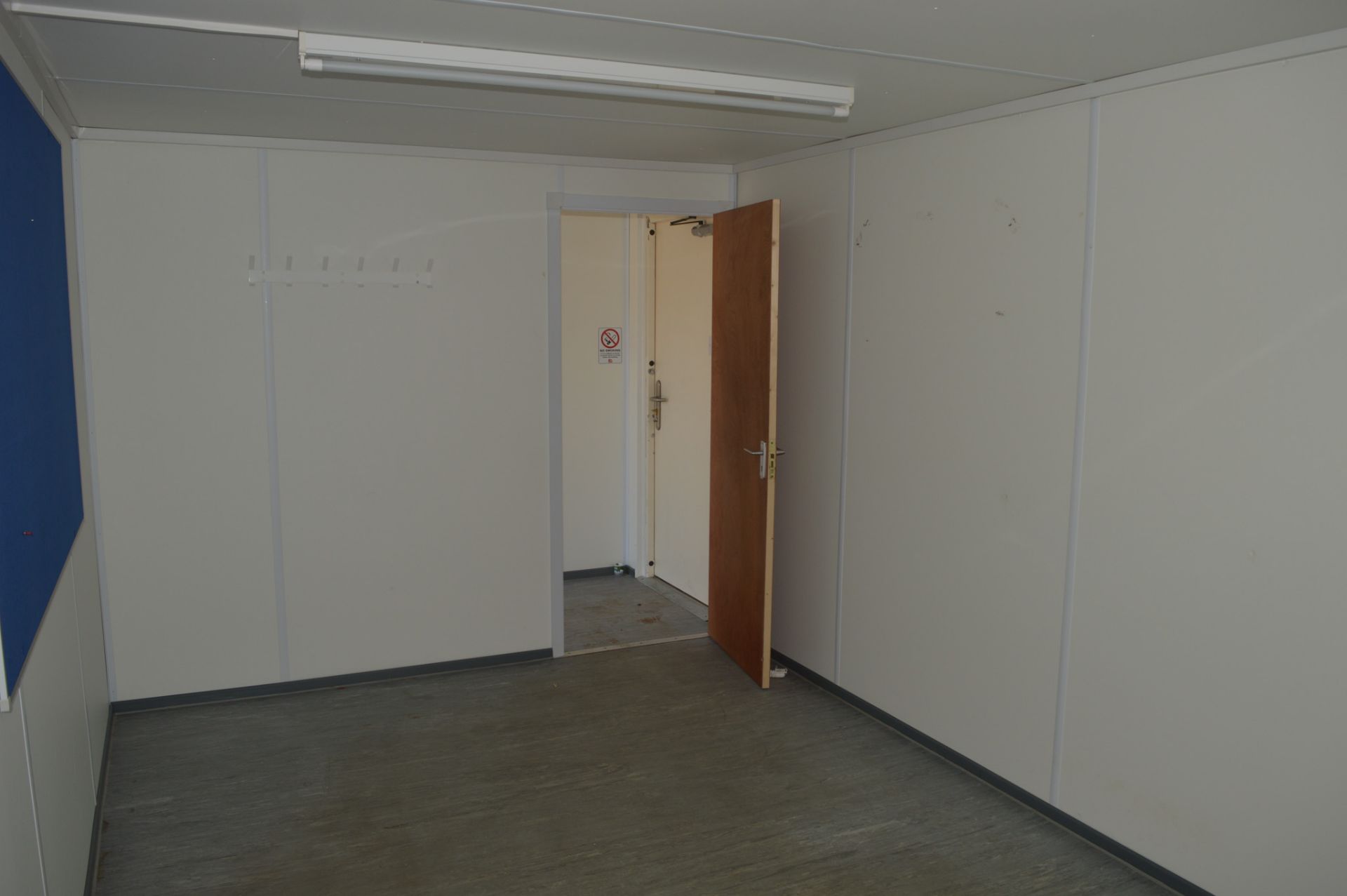 32 ft x 10 ft jack leg steel anti vandal site office unit  c/w keys in office  BBA1642 - Image 9 of 9