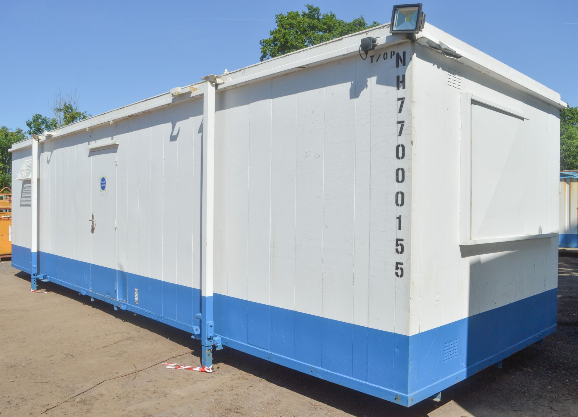 32 ft x 10 ft jack leg steel anti vandal site unit Comprising office and toilets NH77000155 *Door - Image 4 of 12