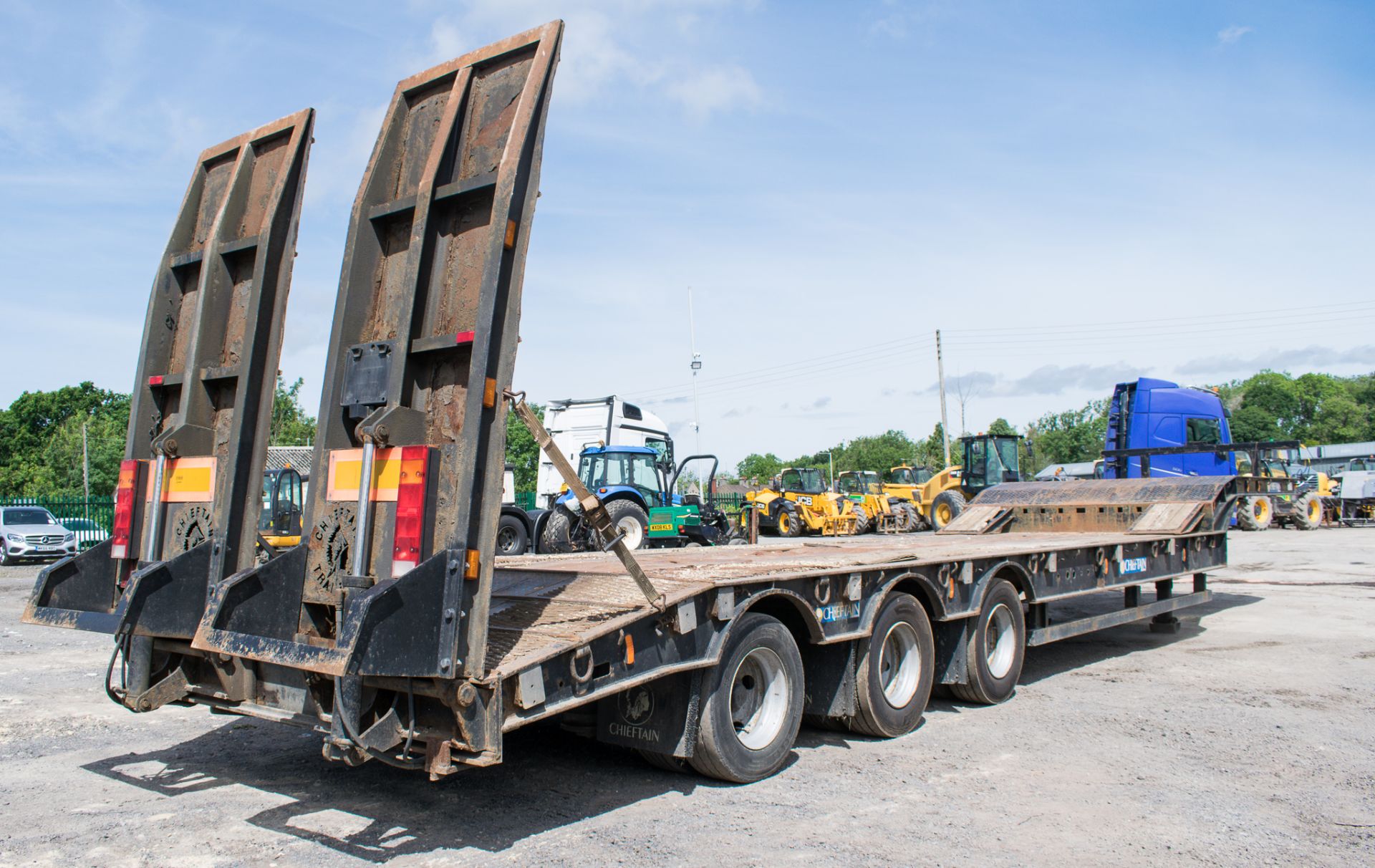 Chieftain 44 tonne tri axle low loader step frame trailer Year: 2006 S/N: C269906 MOT Expires: 31/ - Image 4 of 18