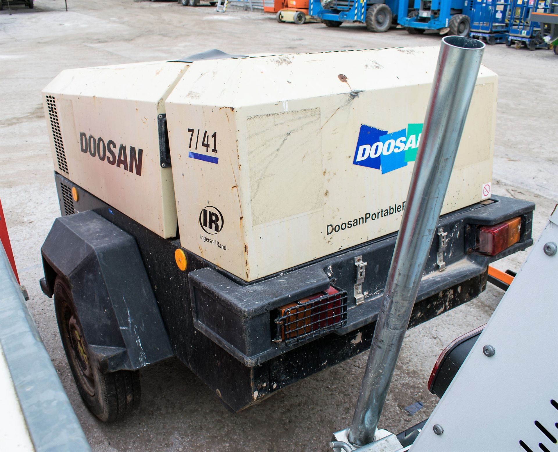 Doosan 7/41E diesel driven mobile air compressor/generator Year: 2012 S/N: 431137 Recorded Hours: - Image 2 of 3