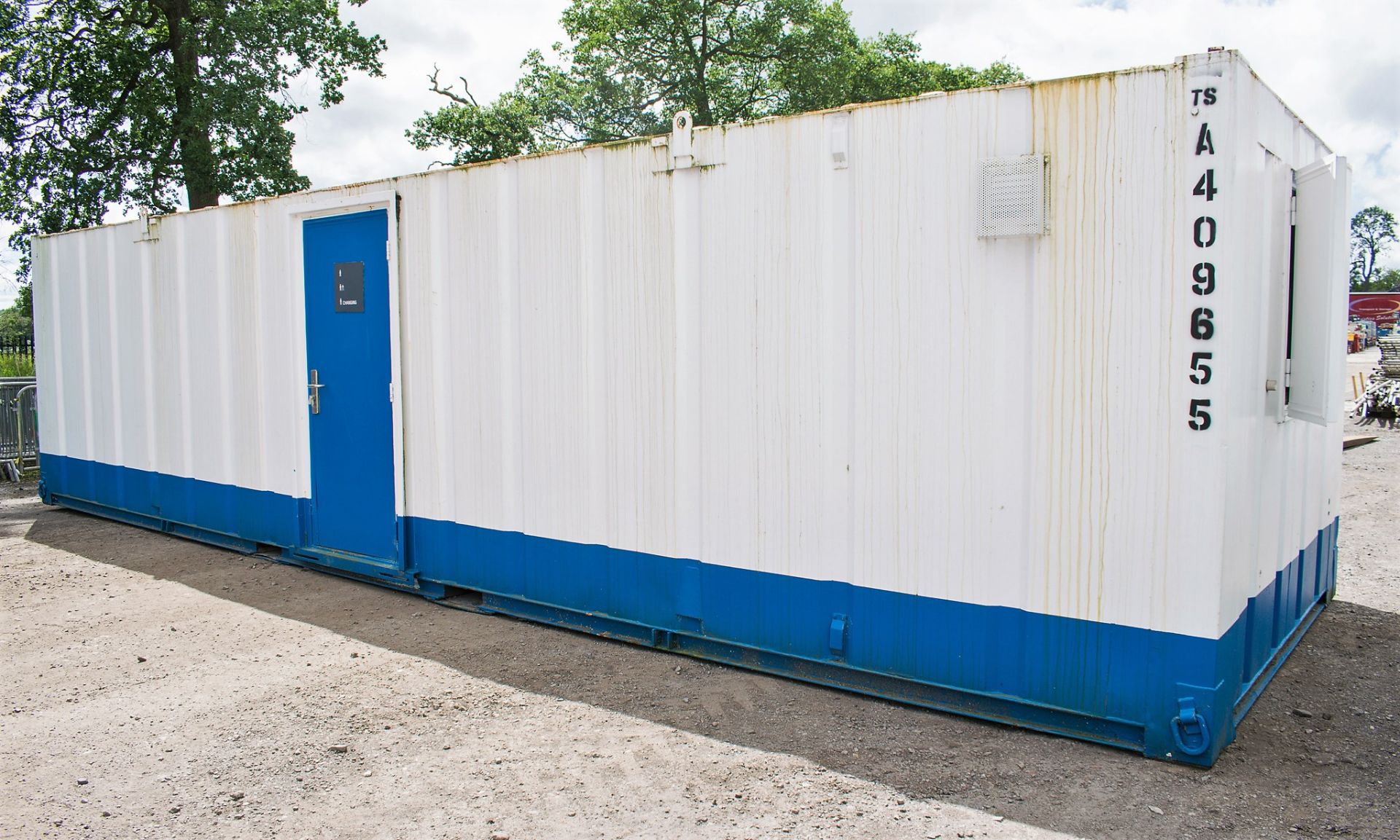 32 ft x 10 ft steel anti vandal toilet/changing room site unit Comprising of: Ladies & gents toilet, - Image 4 of 12