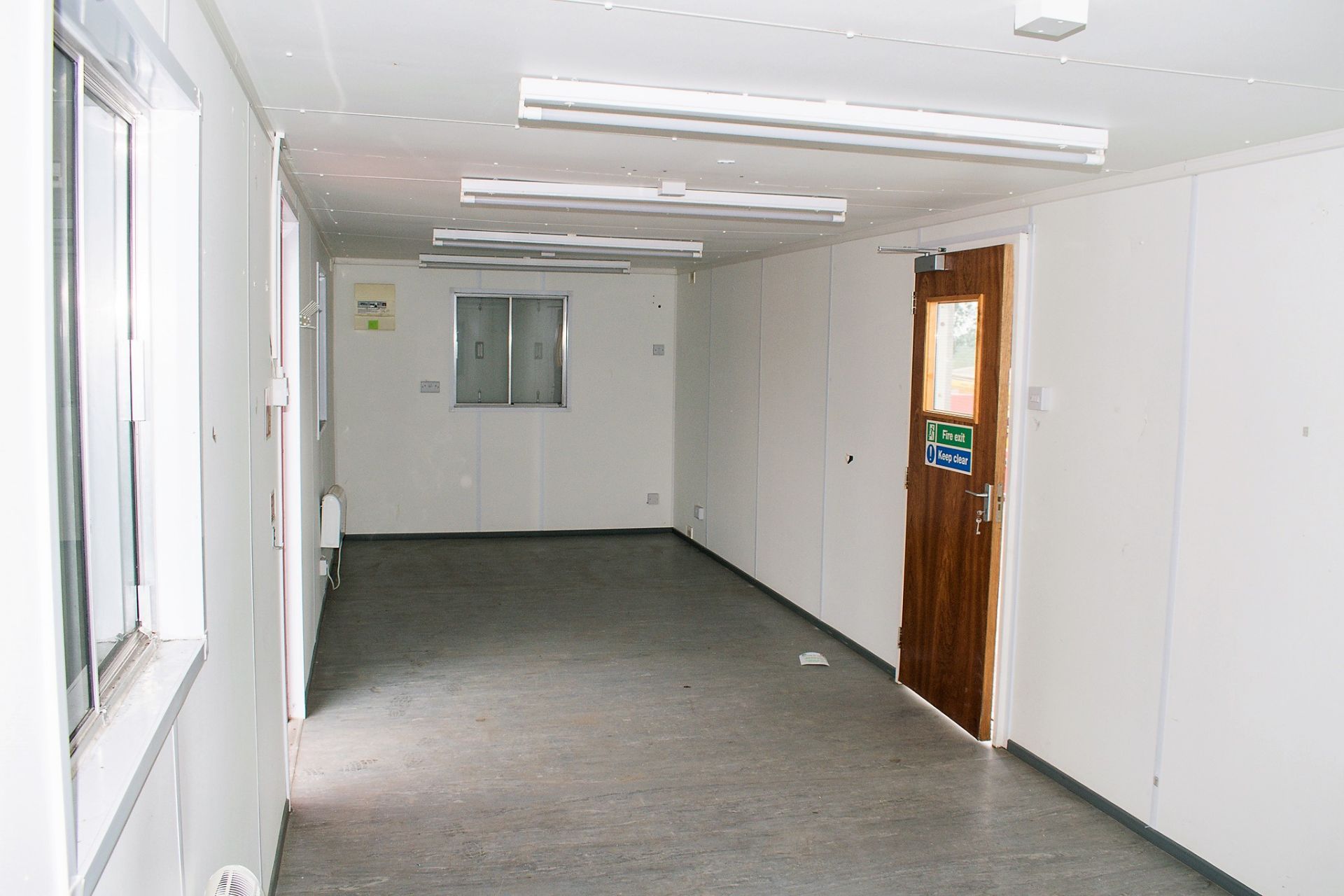 32 ft x 10 ft steel anti vandal office site unit PF1481 ** No keys but open ** ** On steel - Image 8 of 8