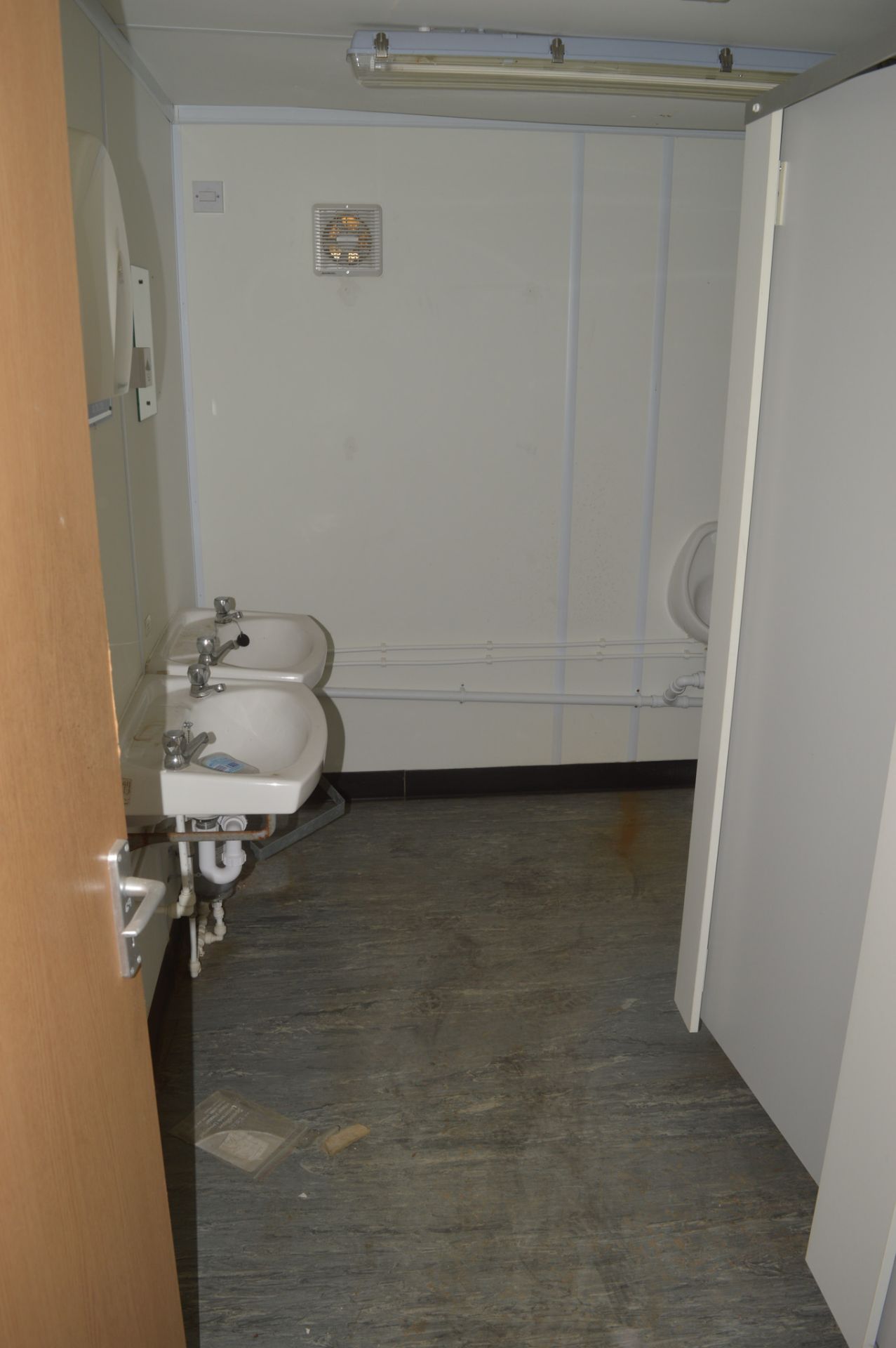 32 ft x 10 ft jack leg steel anti vandal site unit Comprising office and toilets *Doors missing* - Image 9 of 14