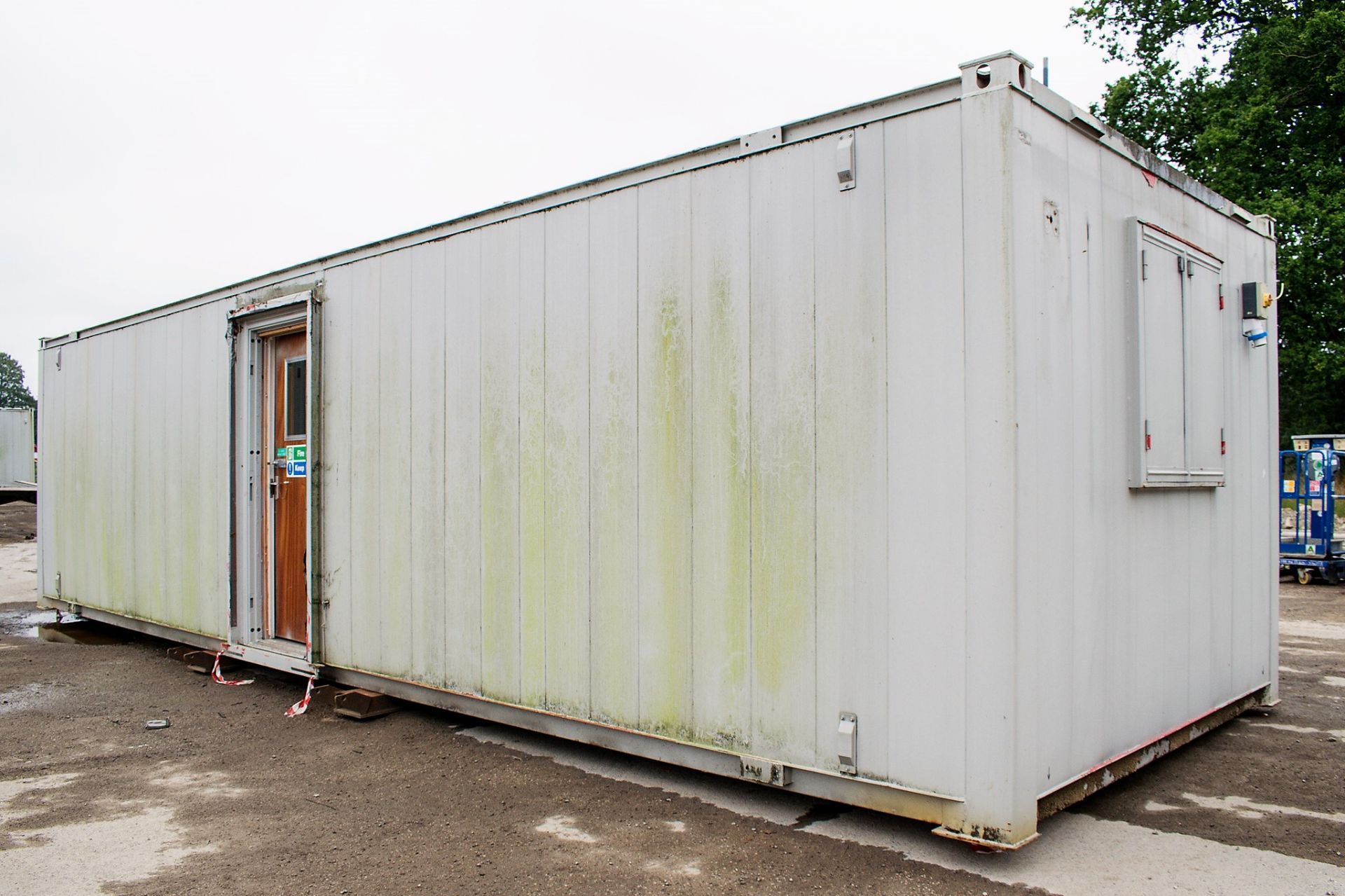 32 ft x 10 ft steel anti vandal office site unit PF1481 ** No keys but open ** ** On steel - Image 2 of 8