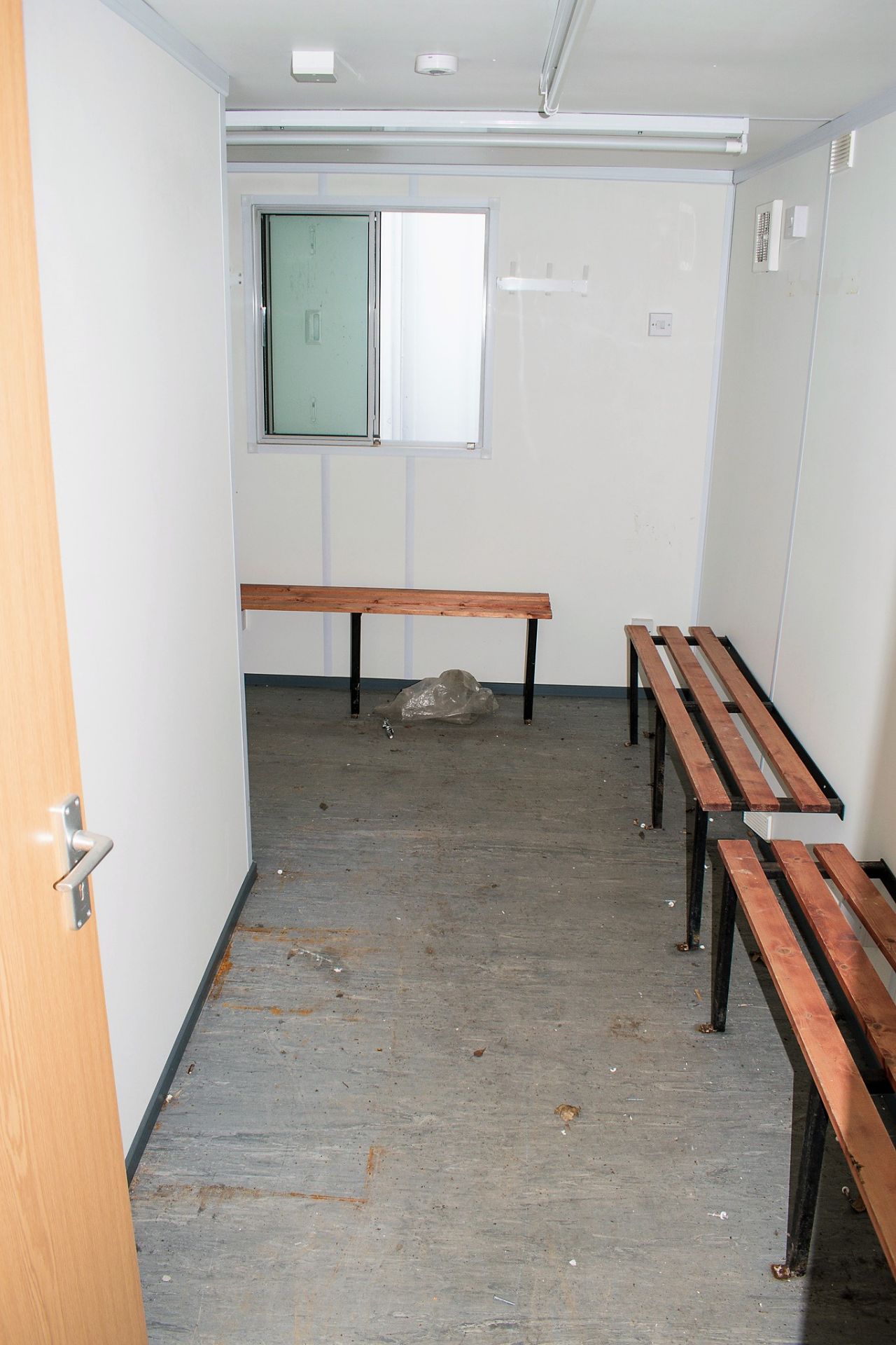 32 ft x 10 ft steel anti vandal toilet/changing room site unit Comprising of: Ladies & gents toilet, - Image 10 of 12