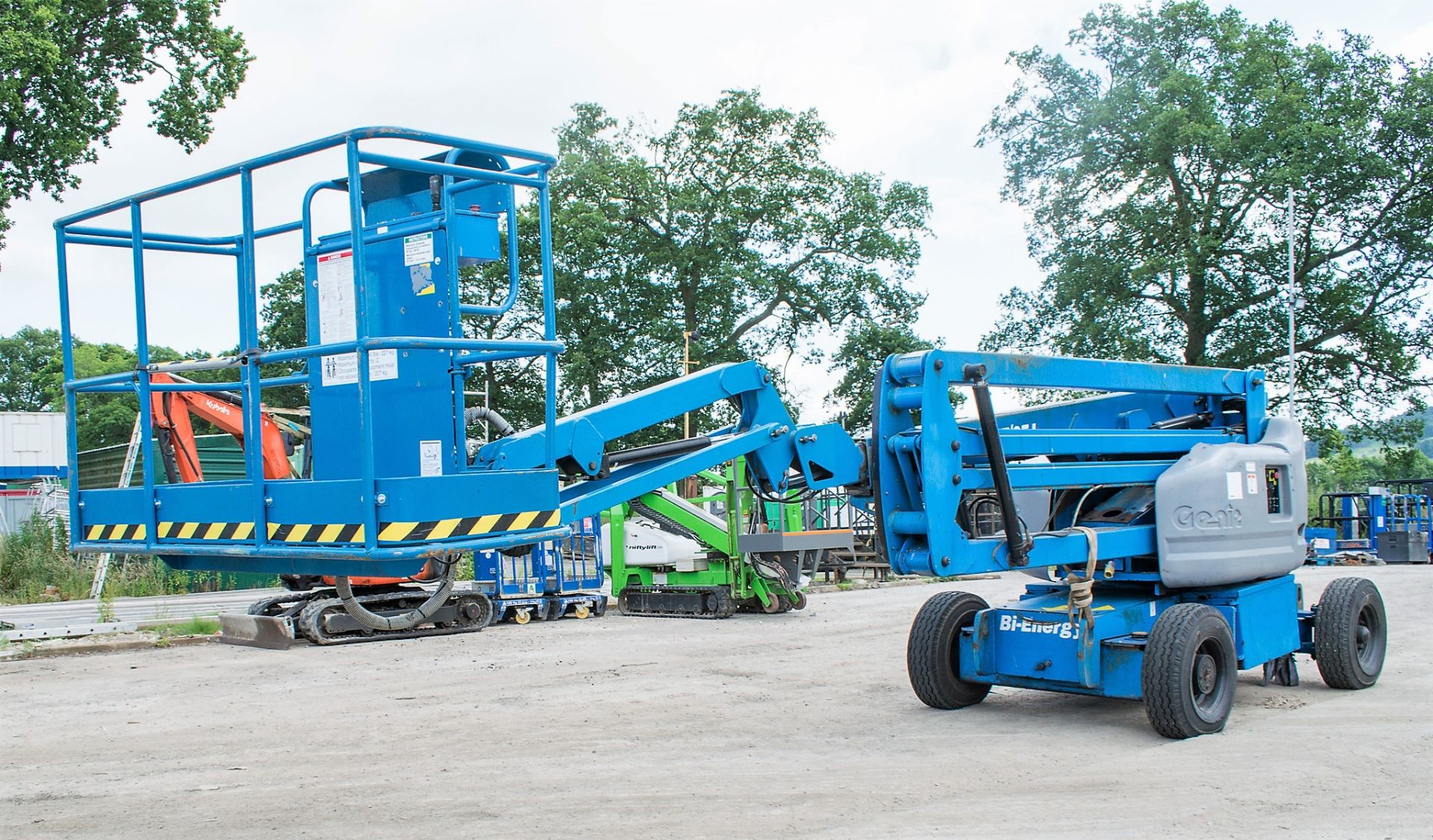 Genie 245/25 bi-energy articulated boom access platform Year: 2005 S/N: 24732 Recorded Hours: