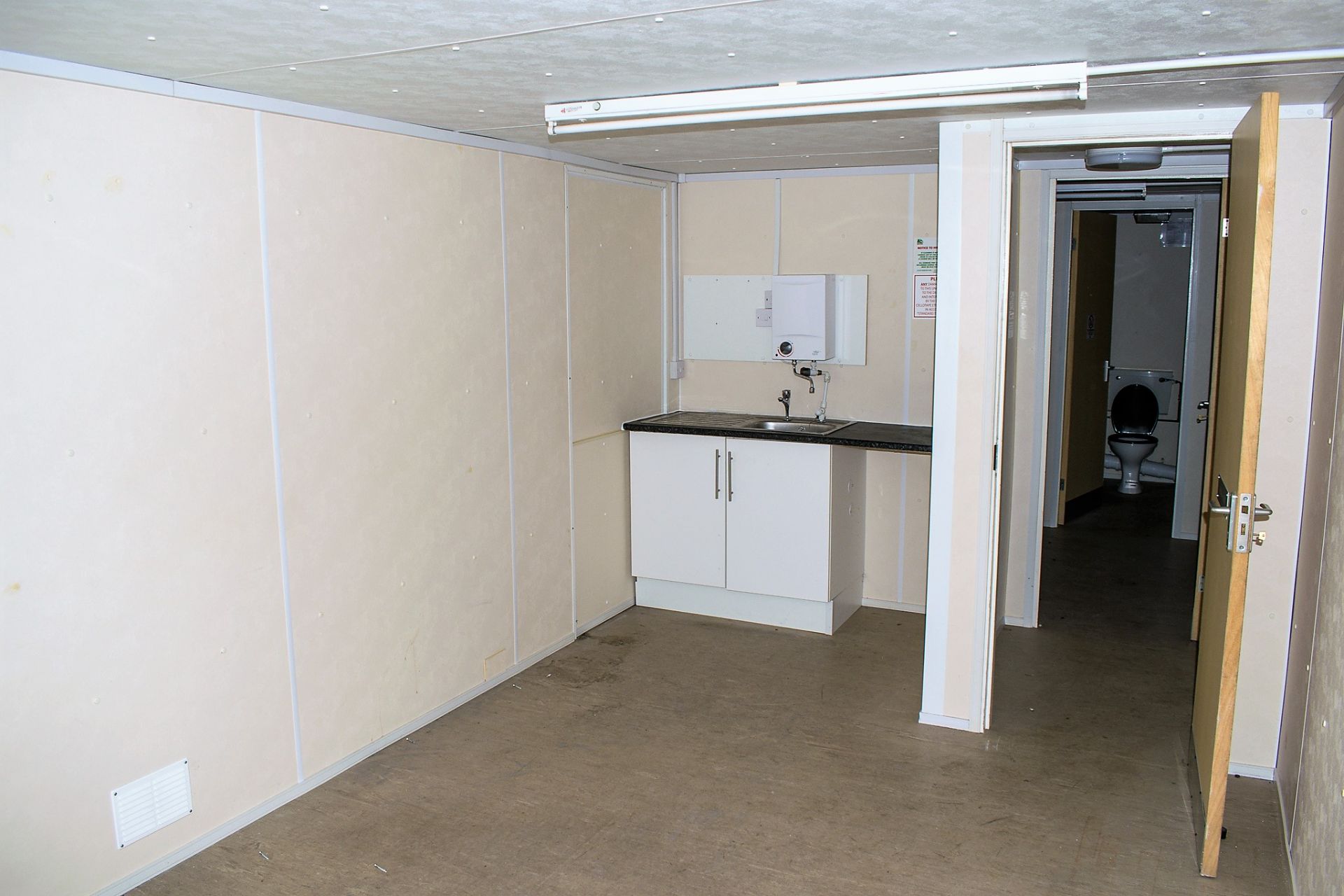 32 ft x 10 ft steel anti vandal toilet/canteen site unit Comprising of: Toilet, shower, lobby & - Image 11 of 11