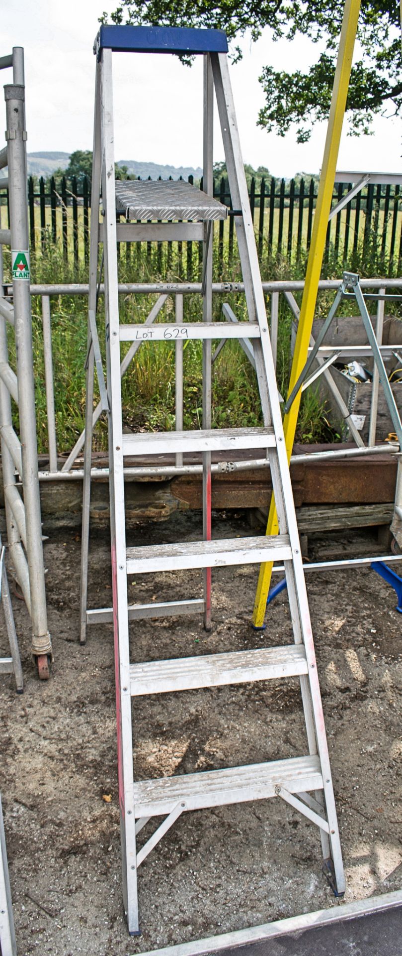 6 tread aluminium step ladder A696820