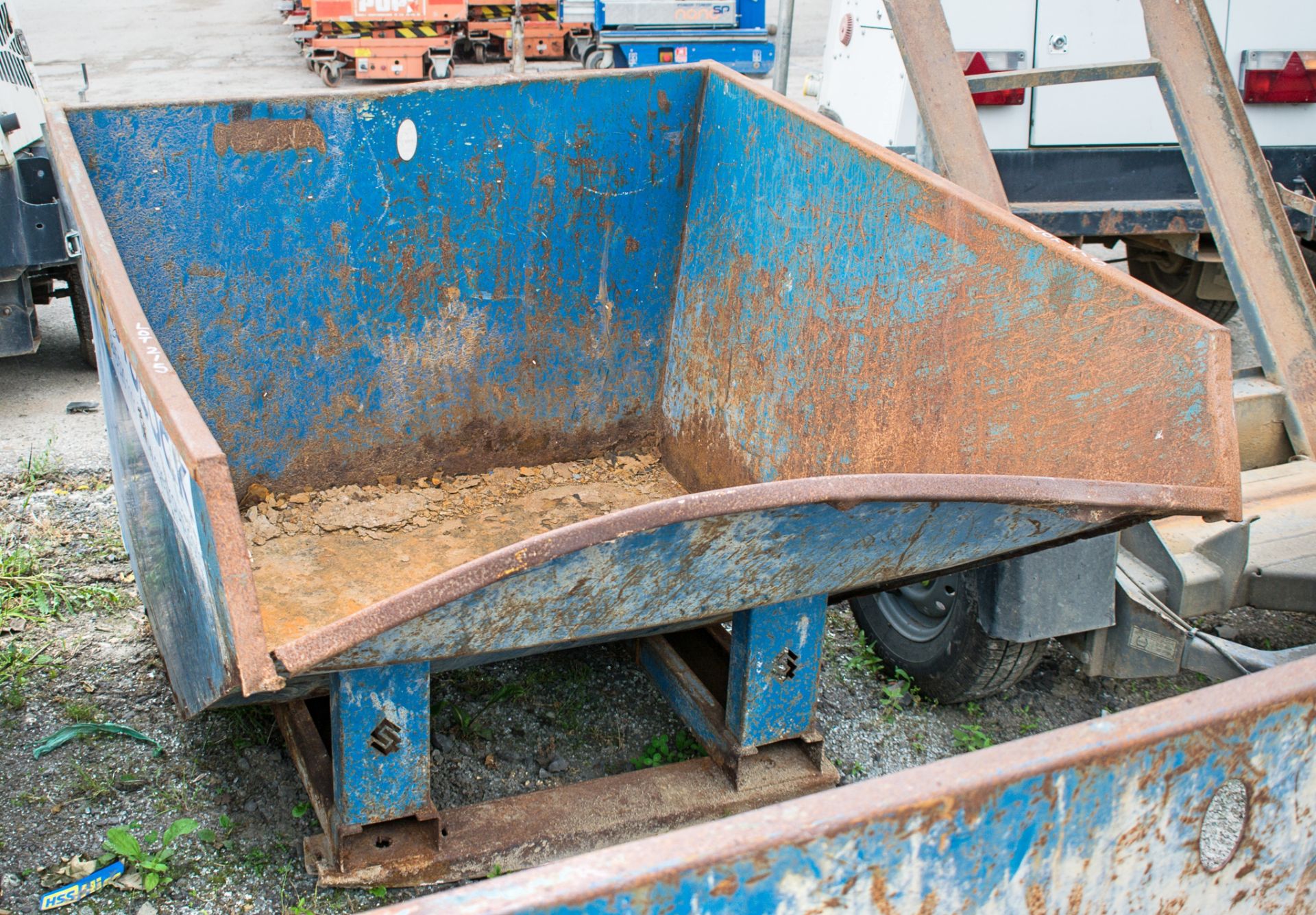 Steel tipping skip A624426