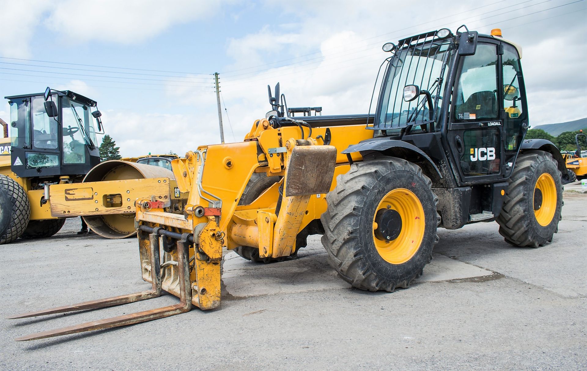 JCB 533-105 10.5 metre telescopic handler  Year: 2013 S/N: 2179534 Recorded Hours: 4392 c/w air