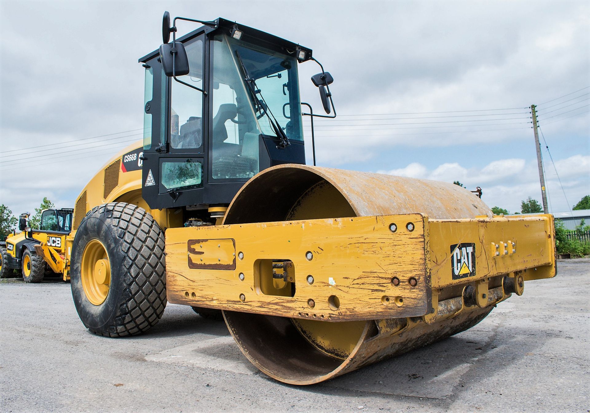 Caterpillar CS66B single drum roller Year: 2015 S/N: 48700109 Recorded Hours: 1712 - Image 2 of 14