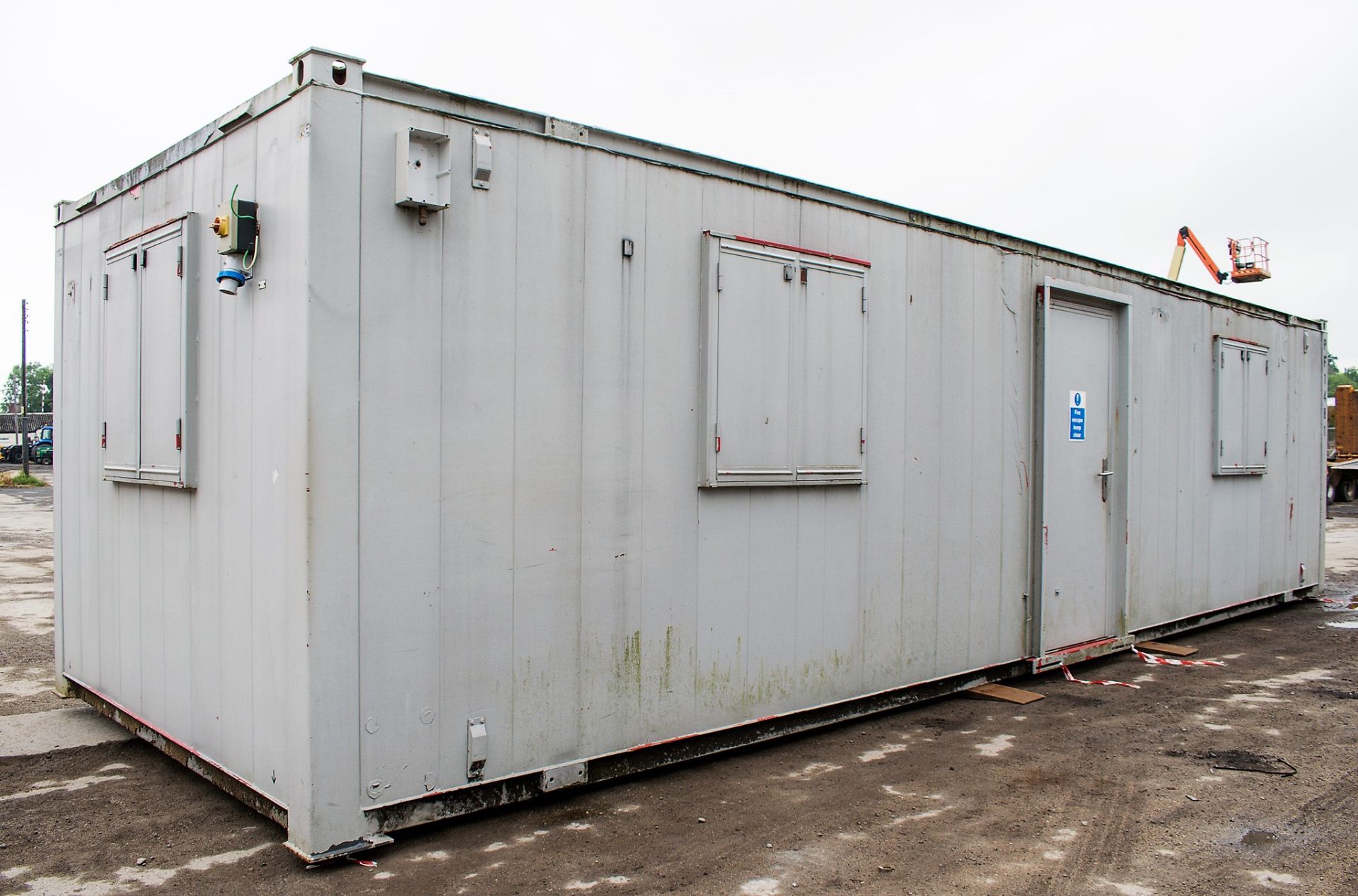 32 ft x 10 ft steel anti vandal office site unit PF1481 ** No keys but open ** ** On steel - Image 3 of 8