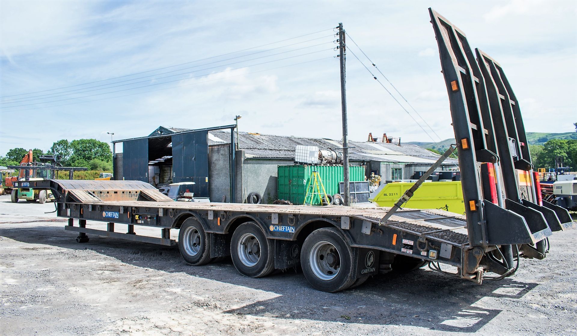 Chieftain 44 tonne tri axle low loader step frame trailer Year: 2006 S/N: C269906 MOT Expires: 31/ - Image 3 of 18