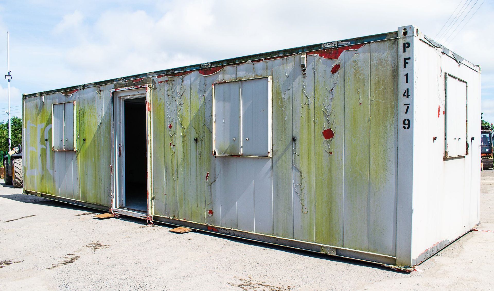 32 ft x 10 ft steel anti vandal office site unit PF1479 ** Door missing **