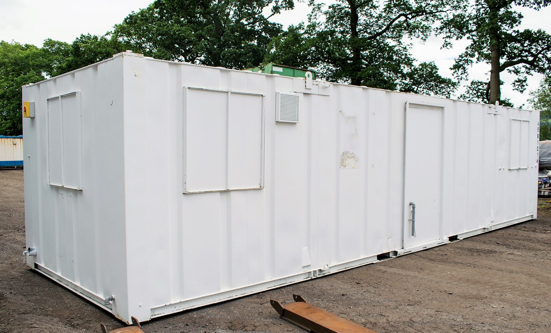 32 ft x 10 ft steel anti vandal toilet/canteen site unit Comprising of: Toilet, shower, lobby & - Image 4 of 11