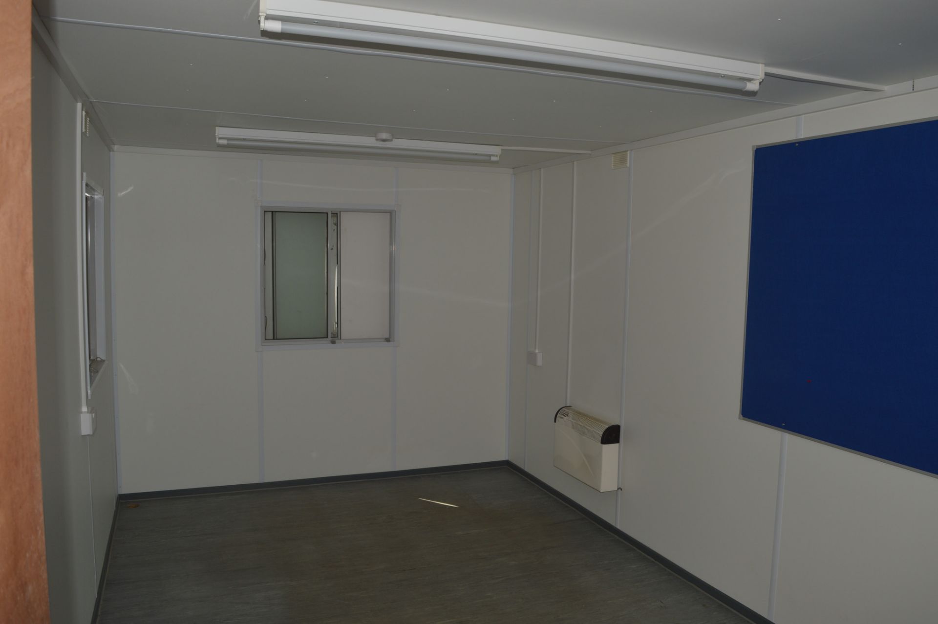 32 ft x 10 ft jack leg steel anti vandal site office unit  c/w keys in office  BBA1642 - Image 8 of 9