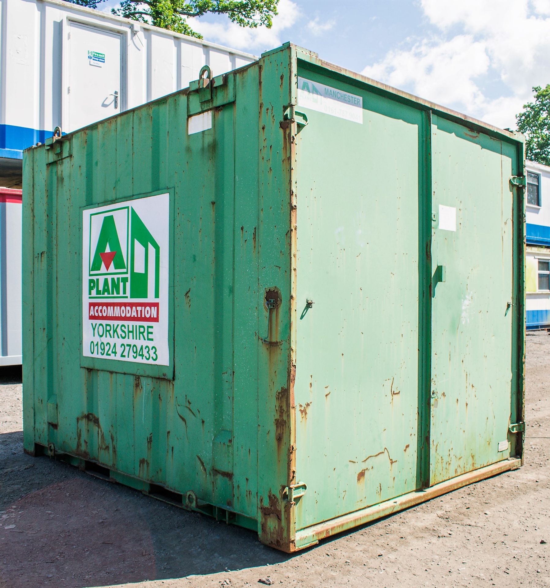 10 ft x 8 ft steel store site unit c/w keys A541938 - Image 4 of 8