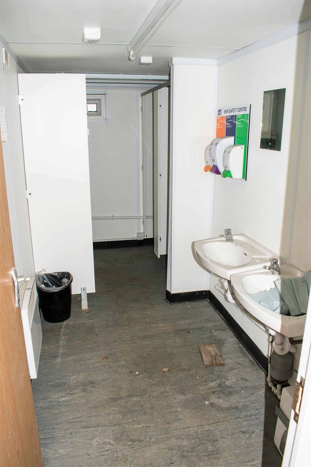 32 ft x 10 ft steel anti vandal toilet/changing room site unit Comprising of: Ladies & gents toilet, - Image 7 of 12