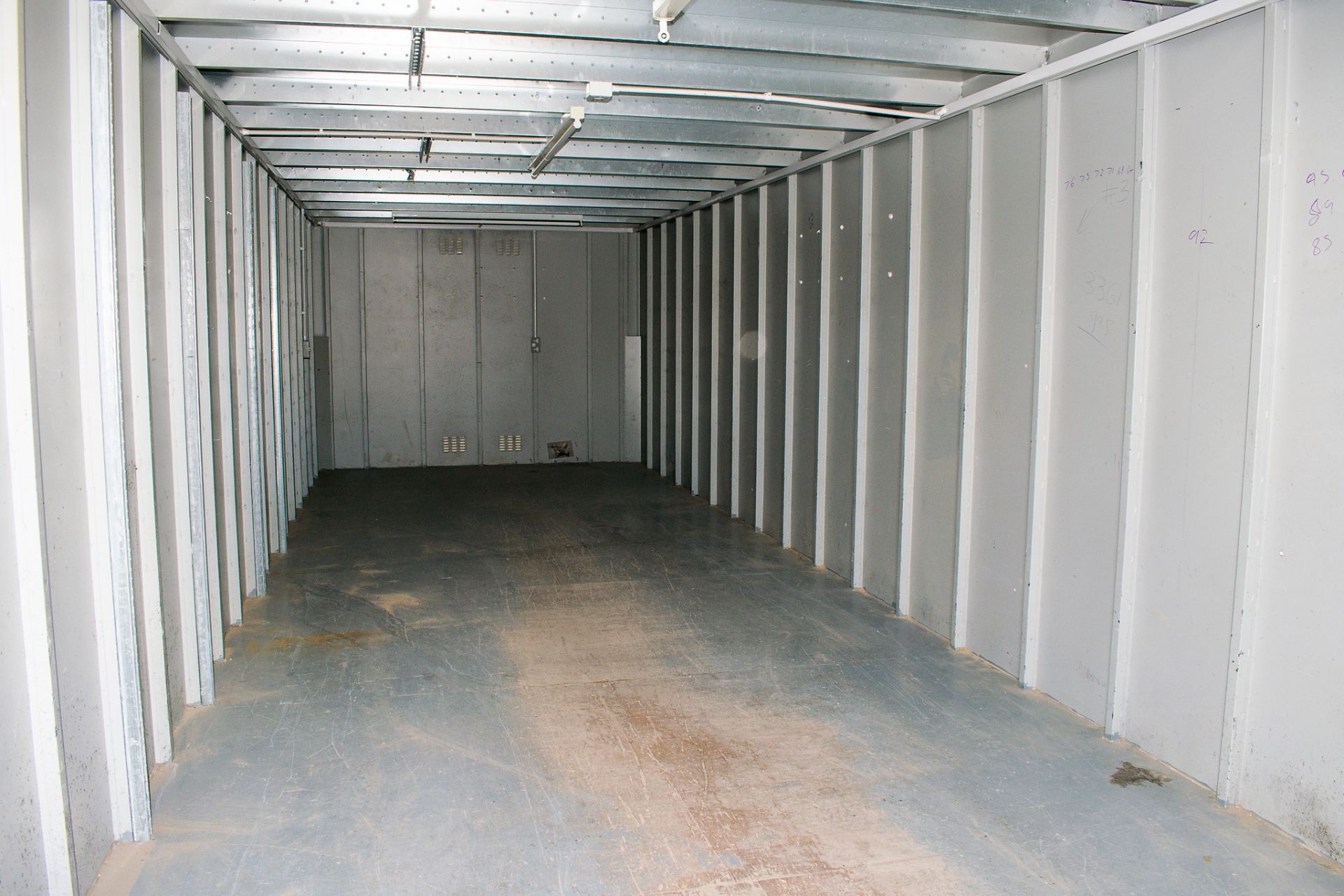 32 ft x 10 ft steel jack leg store site unit c/w keys NG0039708 - Image 7 of 7