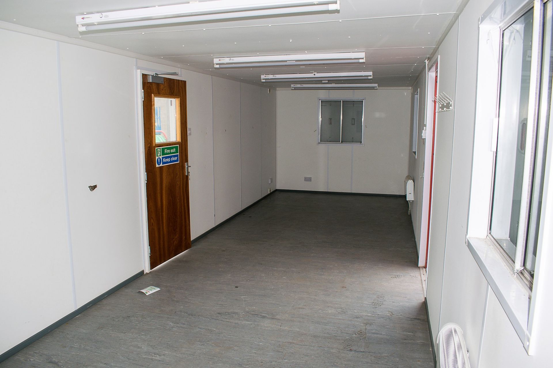 32 ft x 10 ft steel anti vandal office site unit PF1481 ** No keys but open ** ** On steel - Image 7 of 8