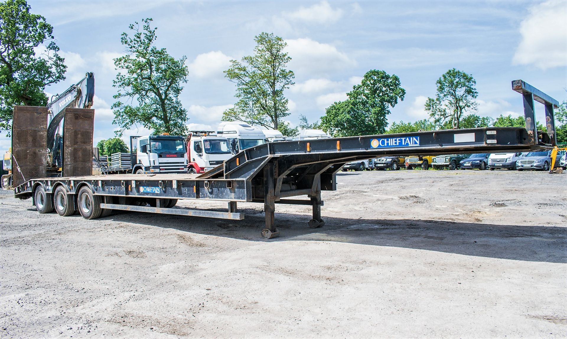 Chieftain 44 tonne tri axle low loader step frame trailer Year: 2006 S/N: C269906 MOT Expires: 31/ - Image 2 of 18