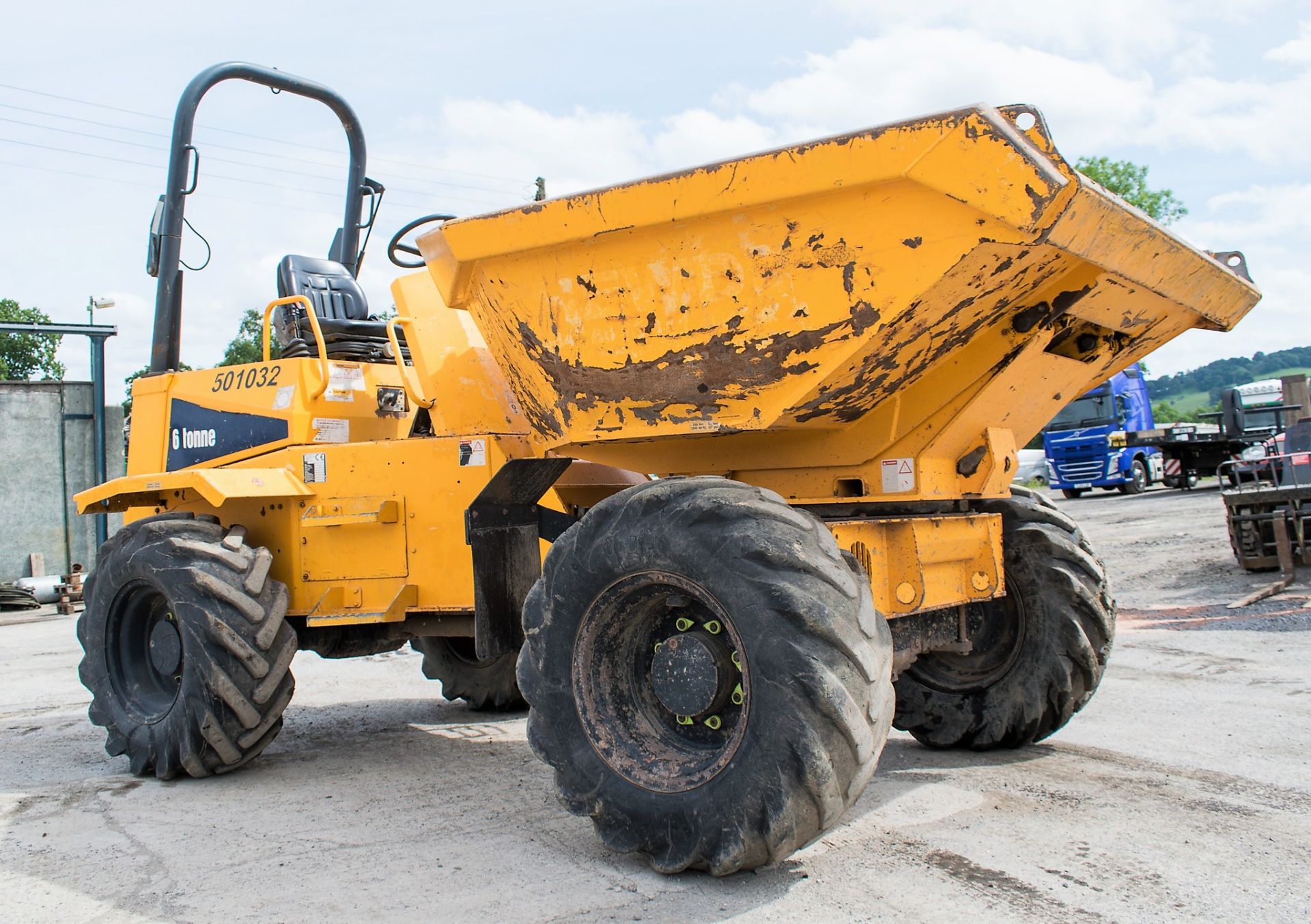 Thwaites 6 tonne swivel skip dumper Year: 2011 S/N: 105C0570 Recorded Hours: 1380 501032 - Image 2 of 10