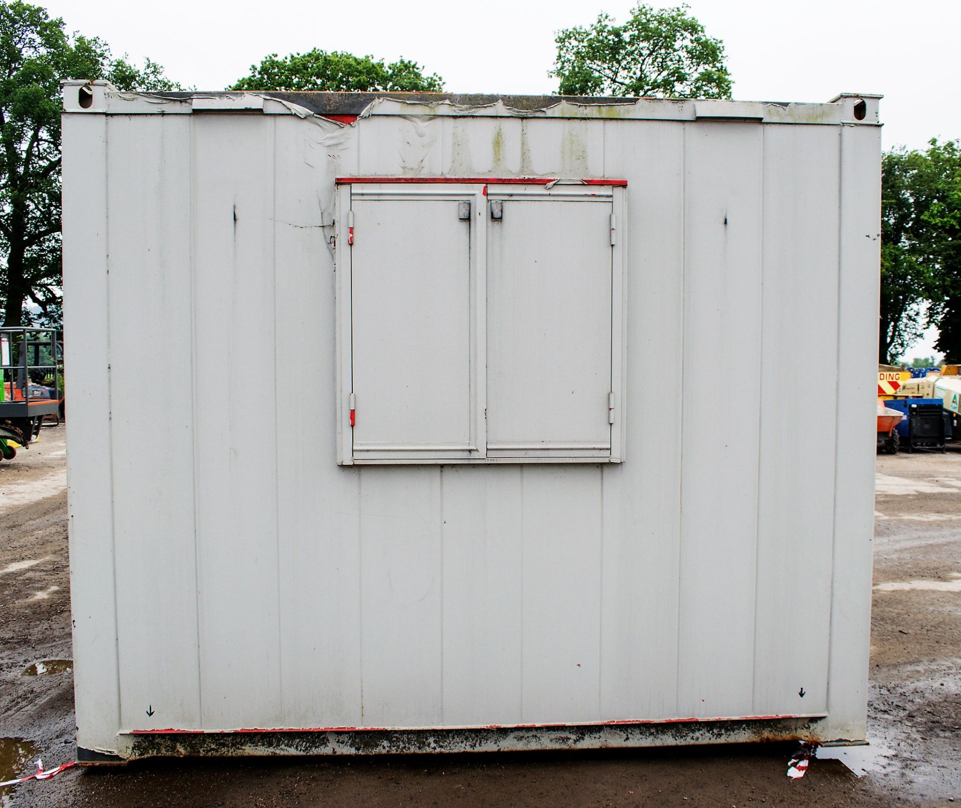 32 ft x 10 ft steel anti vandal office site unit PF1481 ** No keys but open ** ** On steel - Image 5 of 8