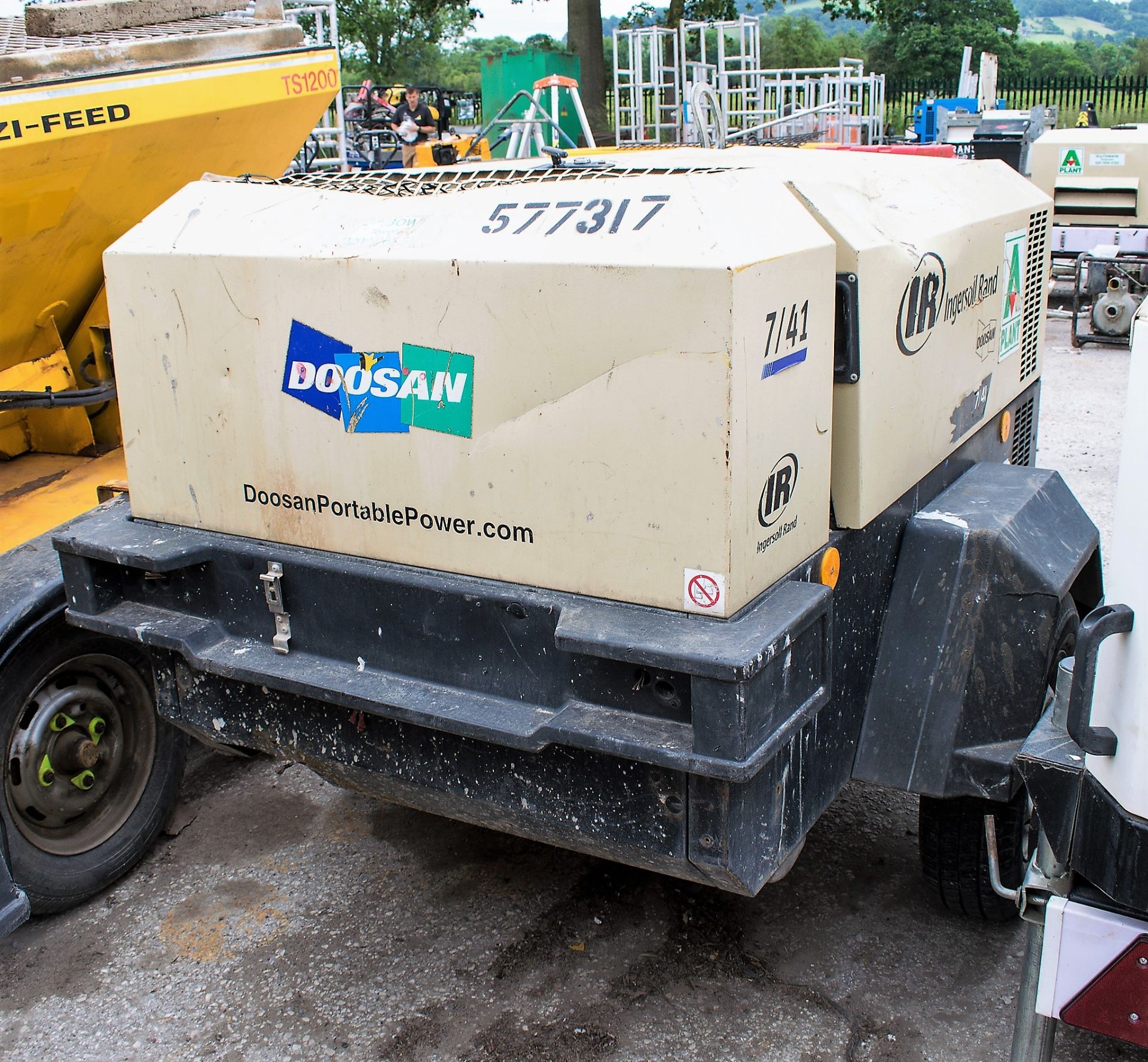 Doosan 7/41E diesel driven mobile air compressor/generator Year: 2012 S/N: 431310 Recorded Hours: - Image 3 of 5