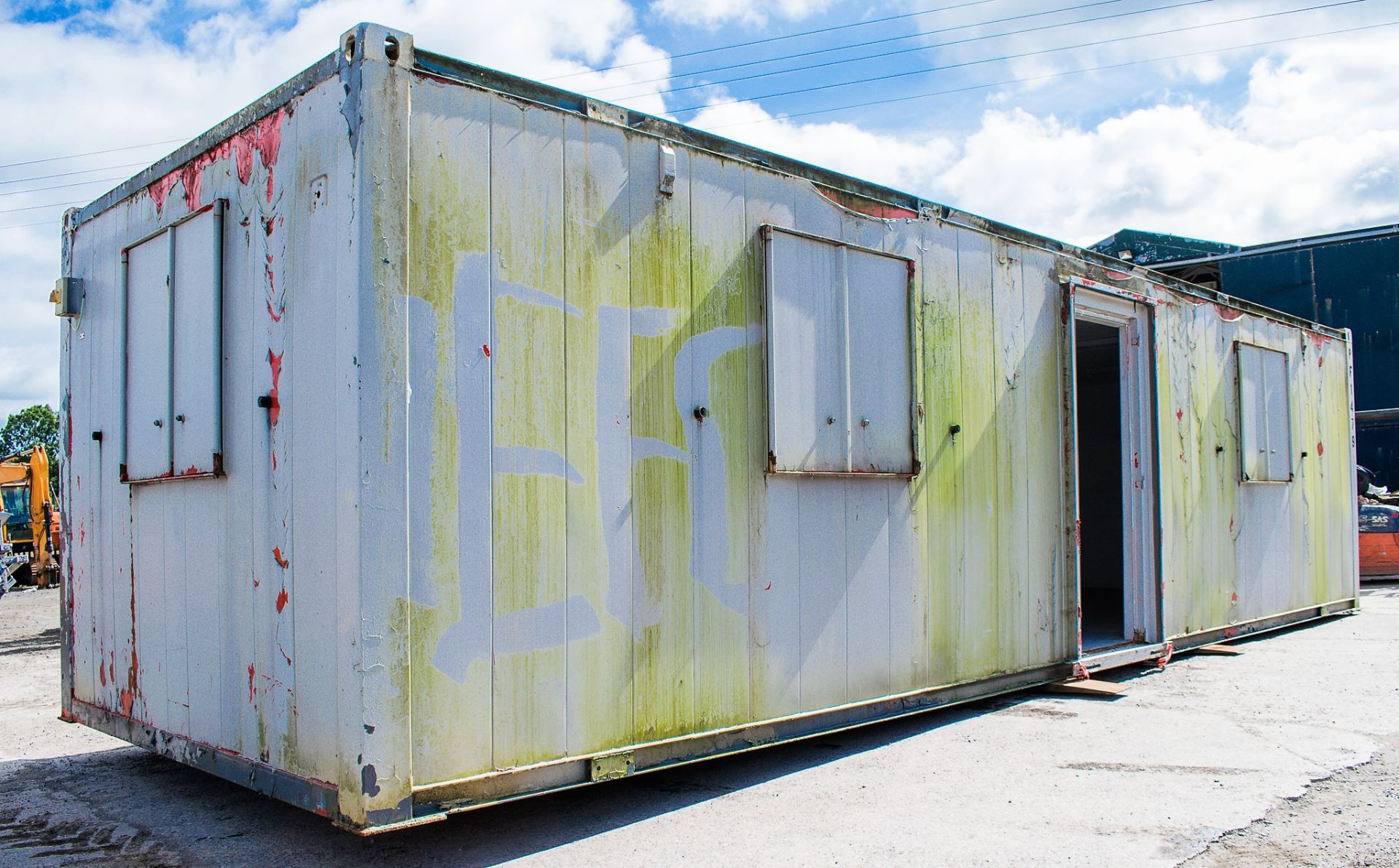 32 ft x 10 ft steel anti vandal office site unit PF1479 ** Door missing ** - Image 4 of 6