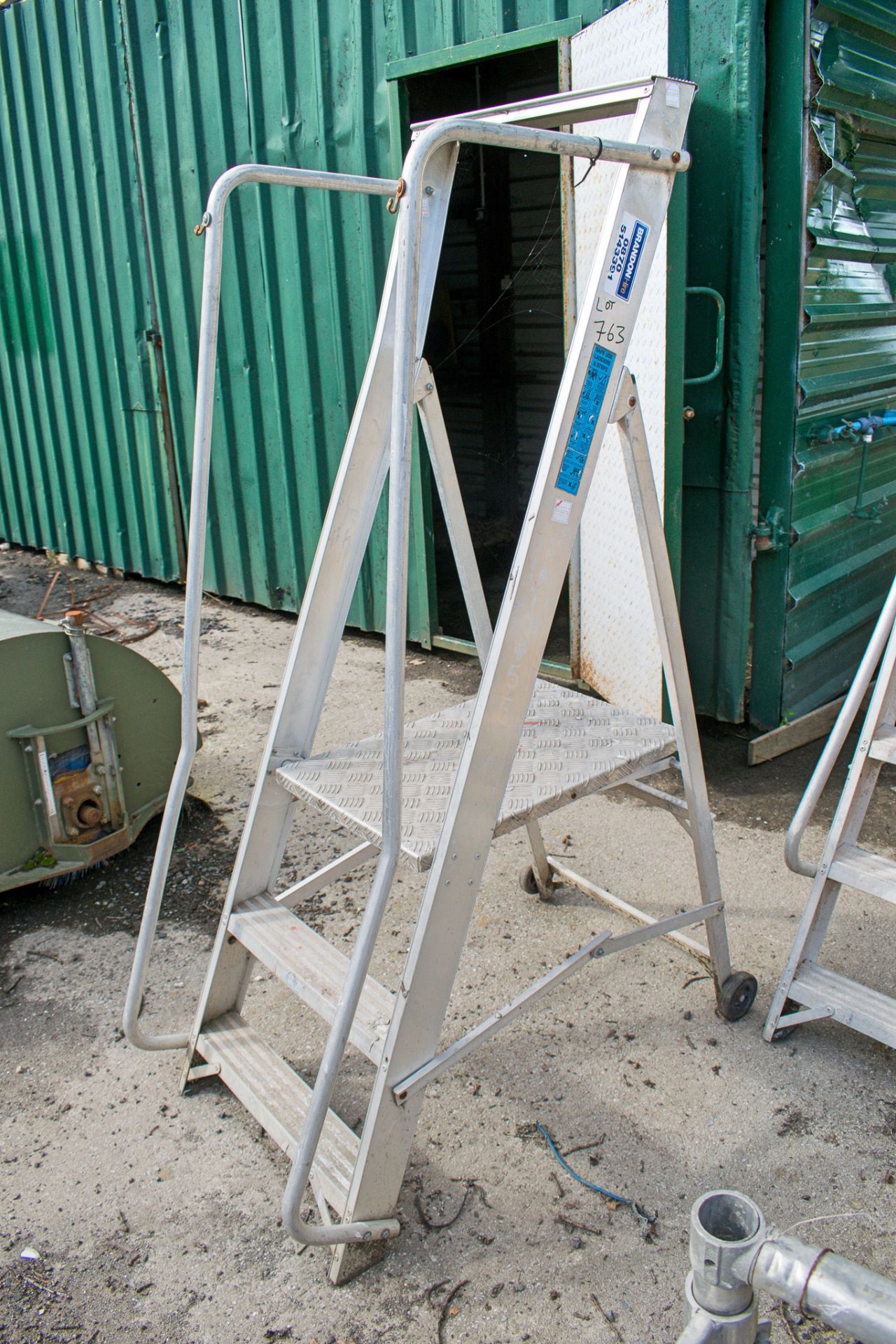 3 tread aluminium step ladder A10055