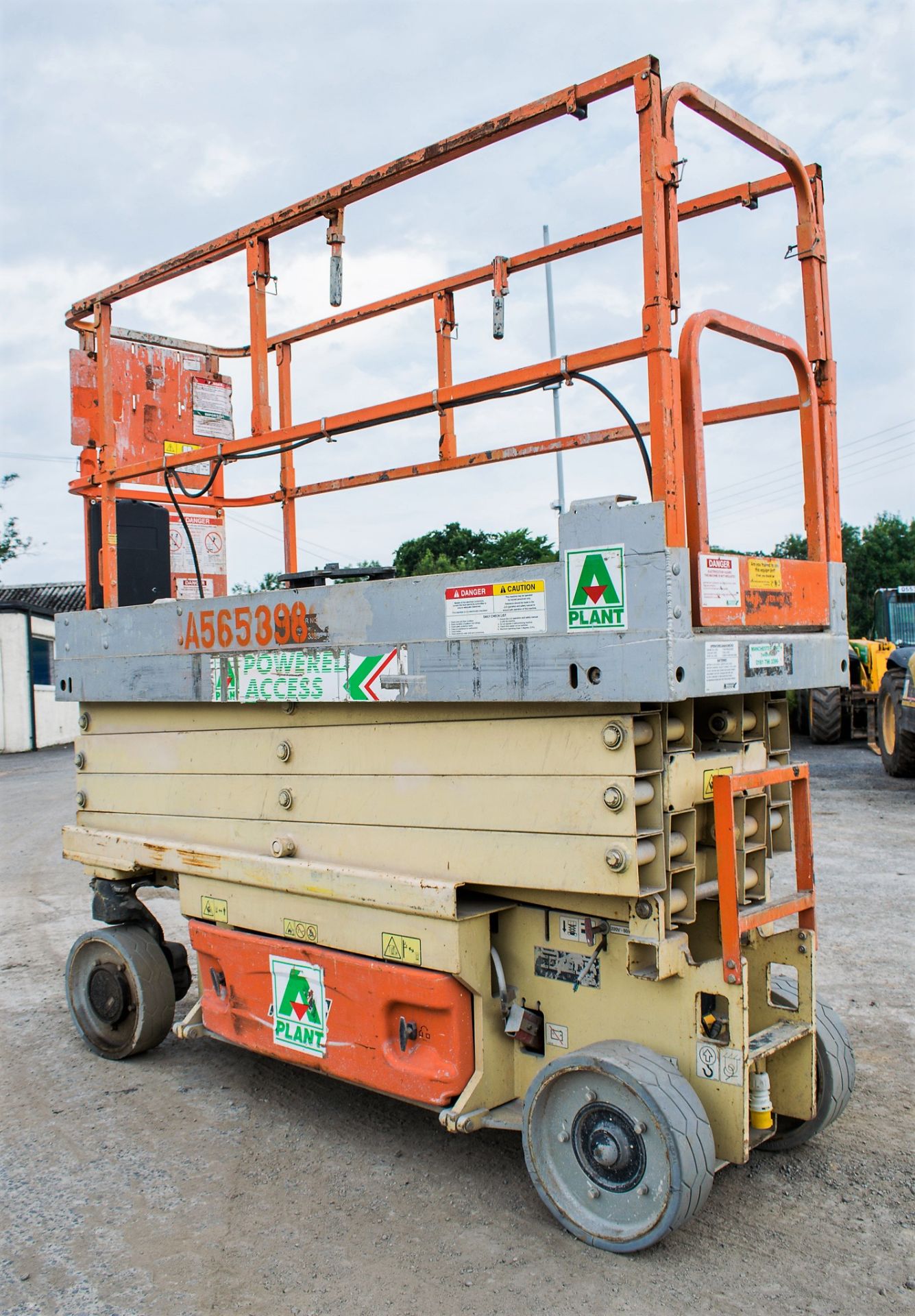 JLG 2630 26 ft battery electric scissor lift access platform Year: 2011 S/N: 1940 A565398 ** - Image 2 of 7