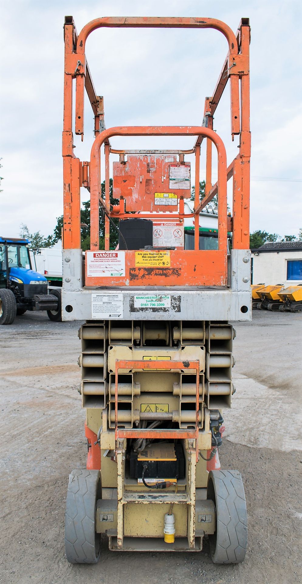 JLG 2630 26 ft battery electric scissor lift access platform Year: 2011 S/N: 1940 A565398 ** - Image 6 of 7