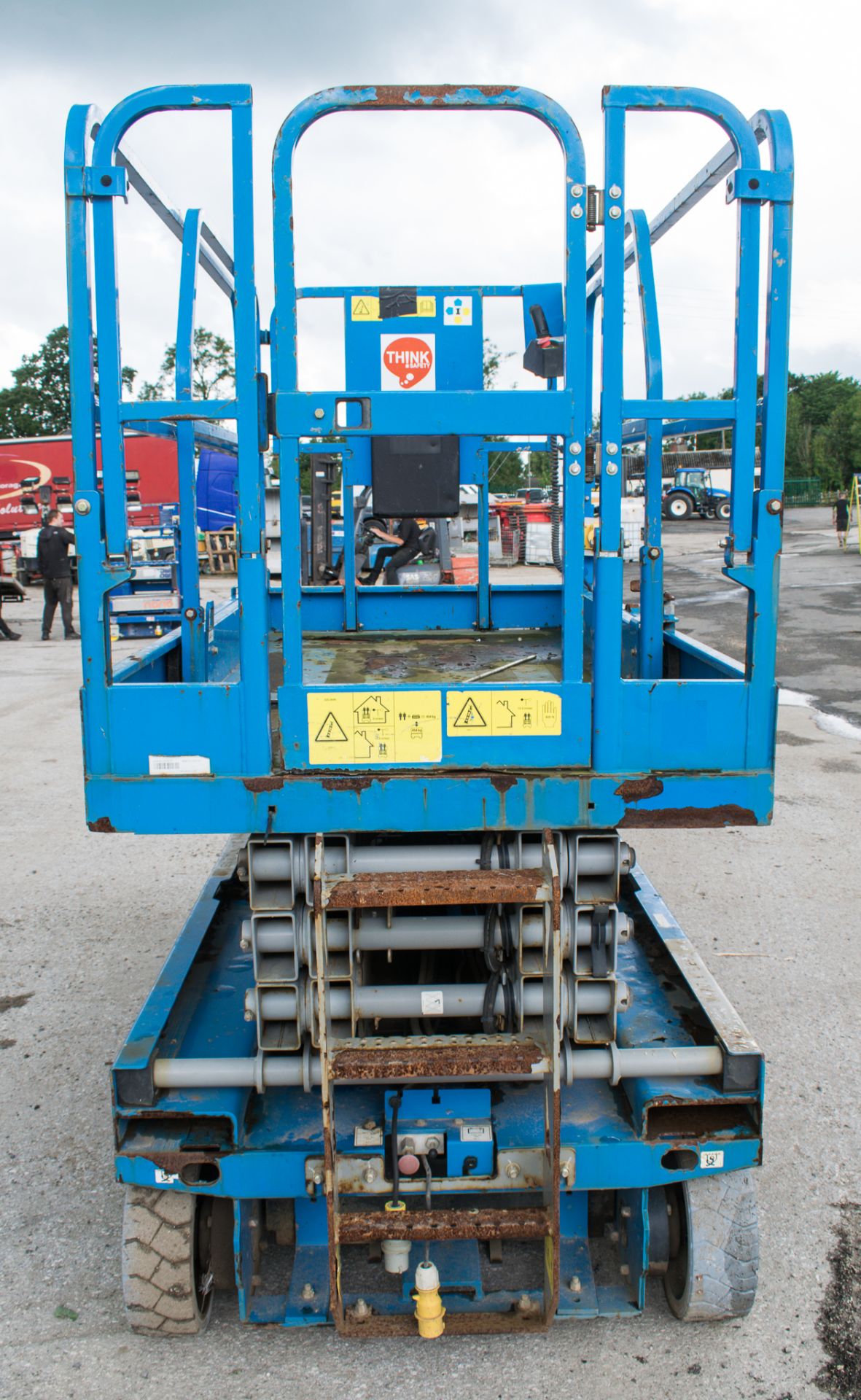 Genie GS2646 26 ft battery electric scissor lift access platform Year: 2014 S/N: 11573 Recorded - Image 6 of 9