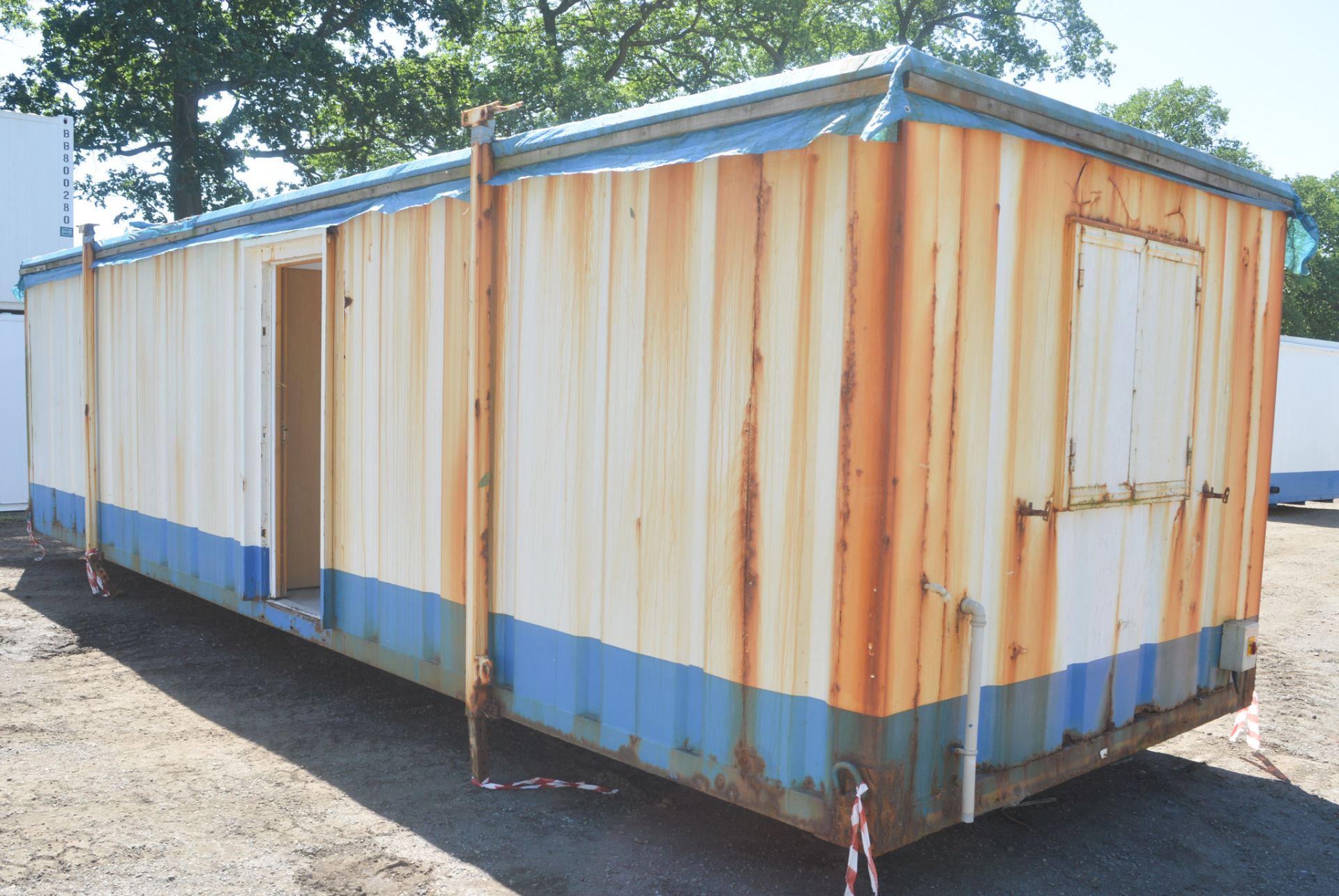 32 ft x 10 ft jack leg steel anti vandal site unit Comprising office and toilets *Doors missing* - Image 2 of 14