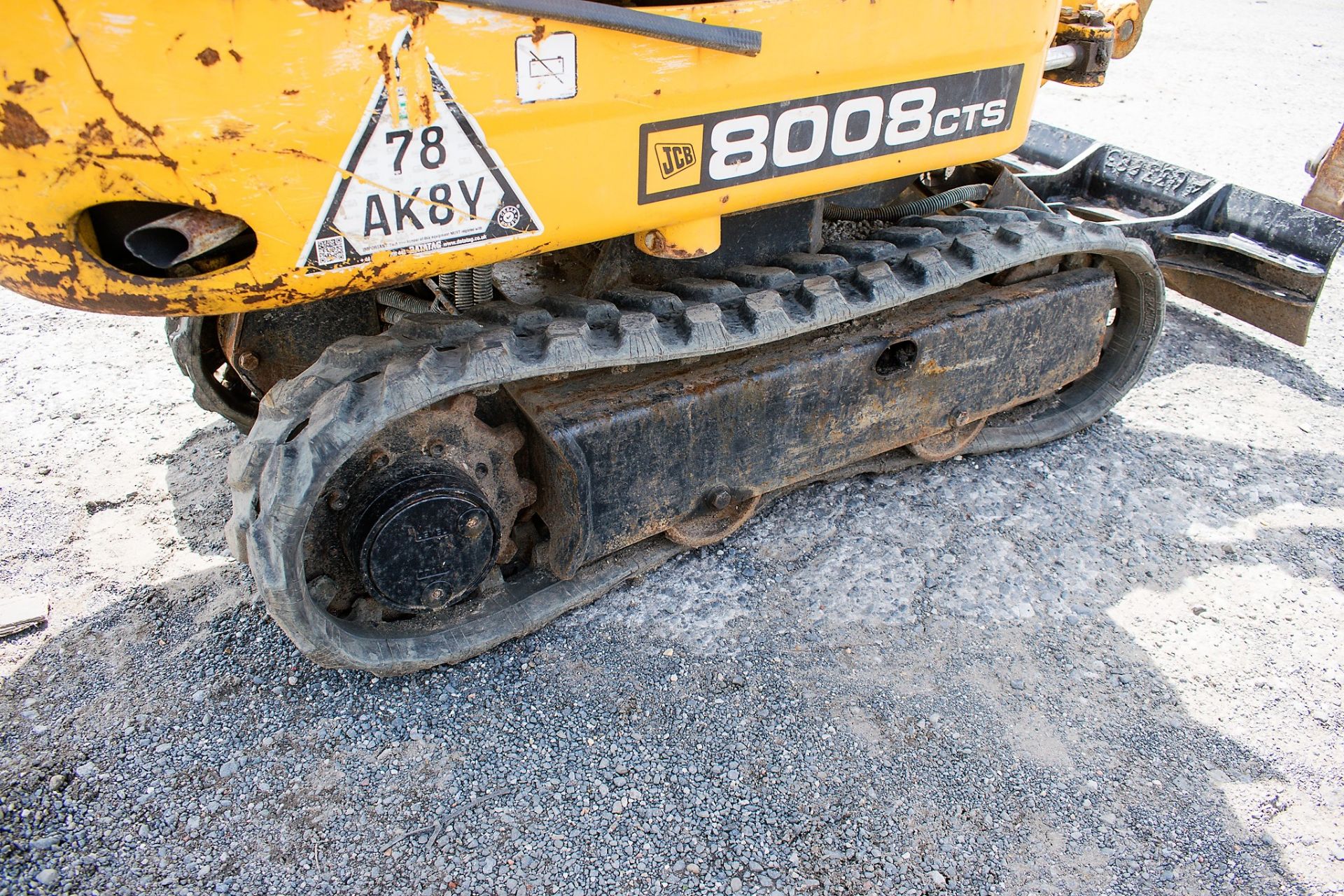 JCB 8008 CTS 0.8 tonne rubber tracked micro excavator Year:2014 S/N: 2410657 Recorded Hours: 886 - Image 8 of 12