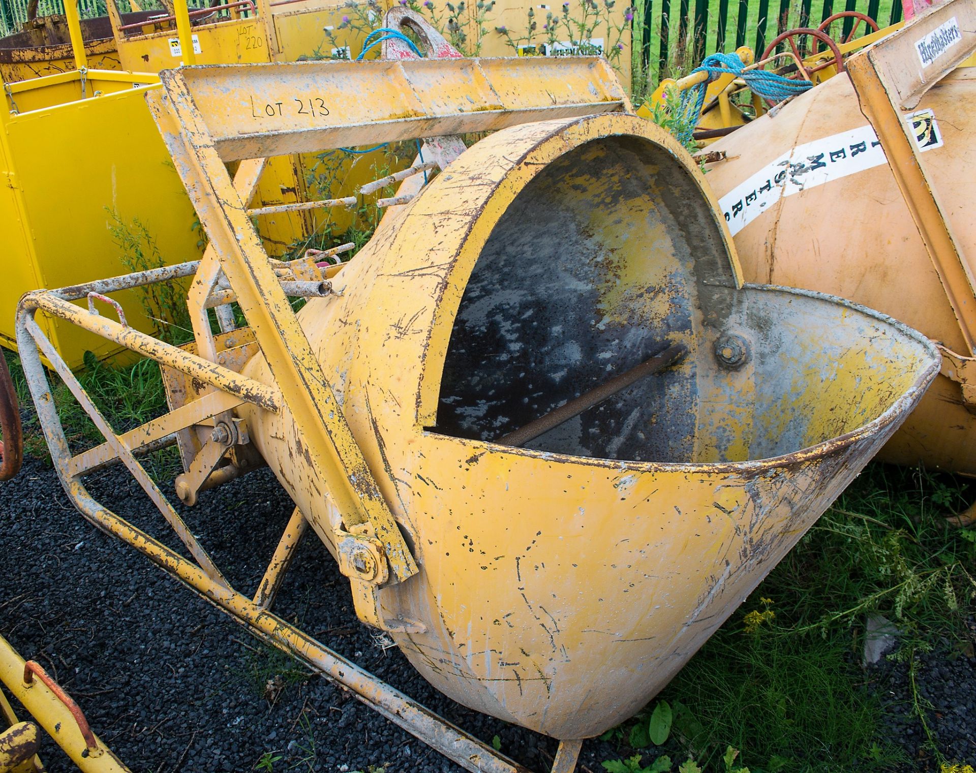 750 litre concrete chute/skip