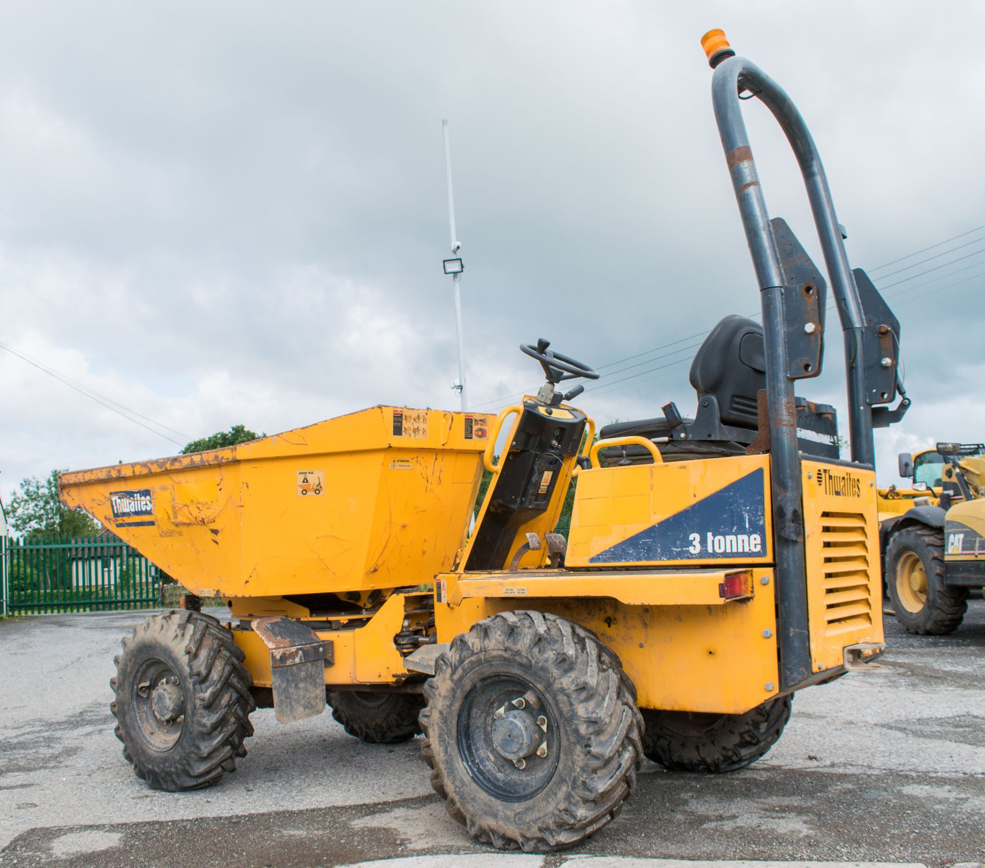 Thwaites 3 tonne swivel skip dumper Year: 2013 S/N: 30905448 Recorded Hours: 1031 A602321 - Image 3 of 14