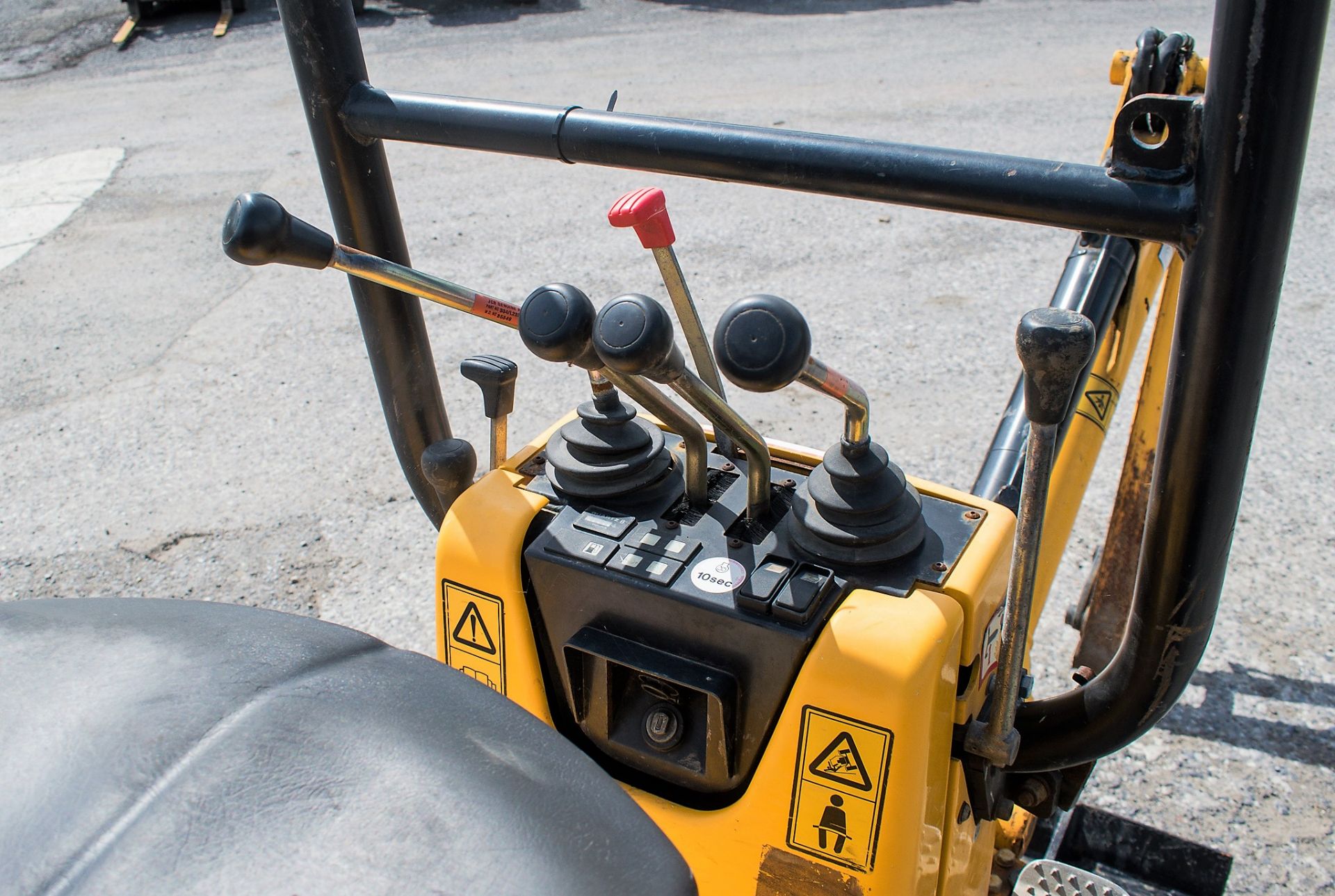 JCB 8008 CTS 0.8 tonne rubber tracked micro excavator Year:2014 S/N: 2410657 Recorded Hours: 886 - Image 11 of 12