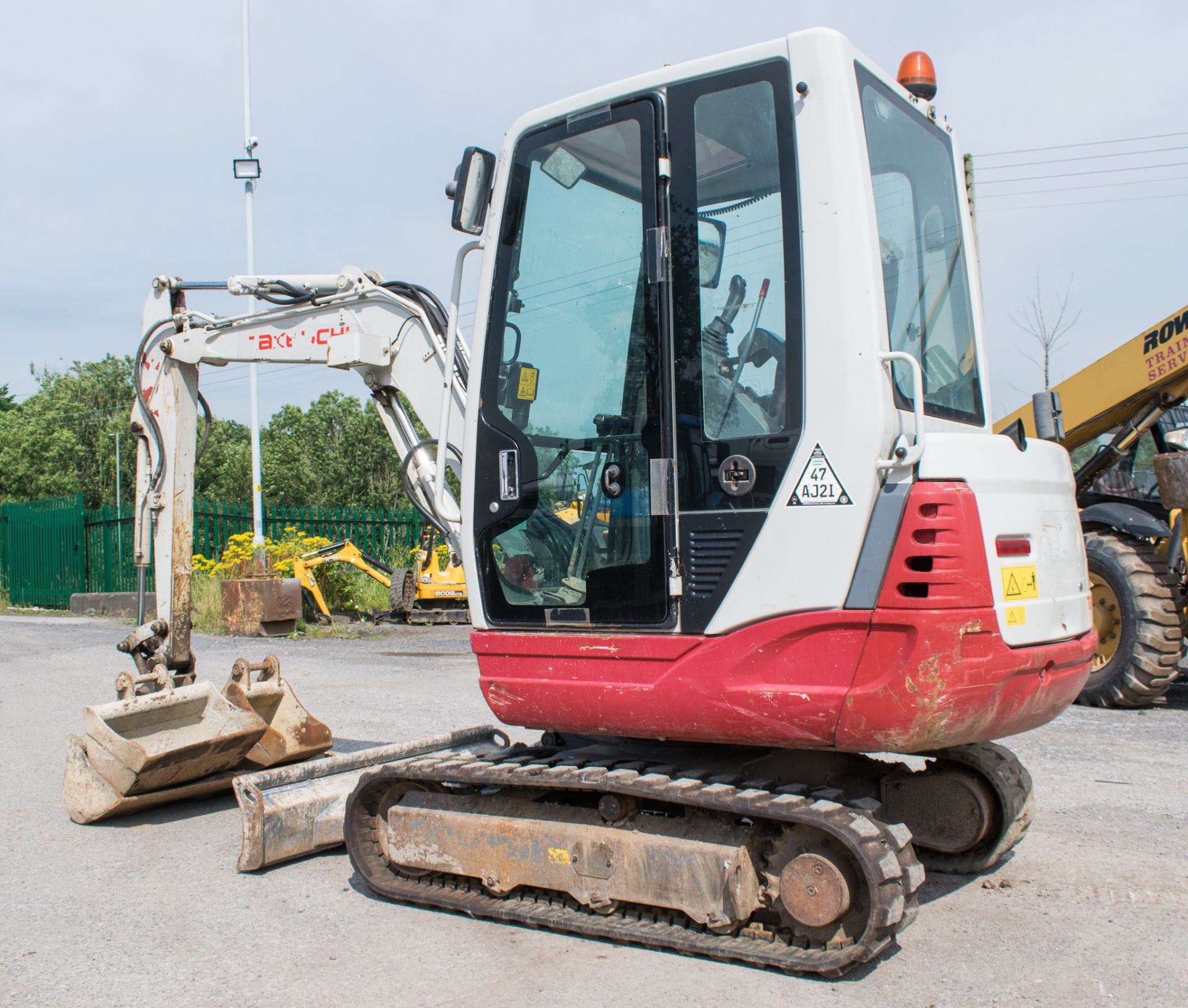 Takeuchi TB228 2.8 tonne rubber tracked mini excavator Year: 2014 S/N: 2803553 Recorded Hours: Not - Image 3 of 13